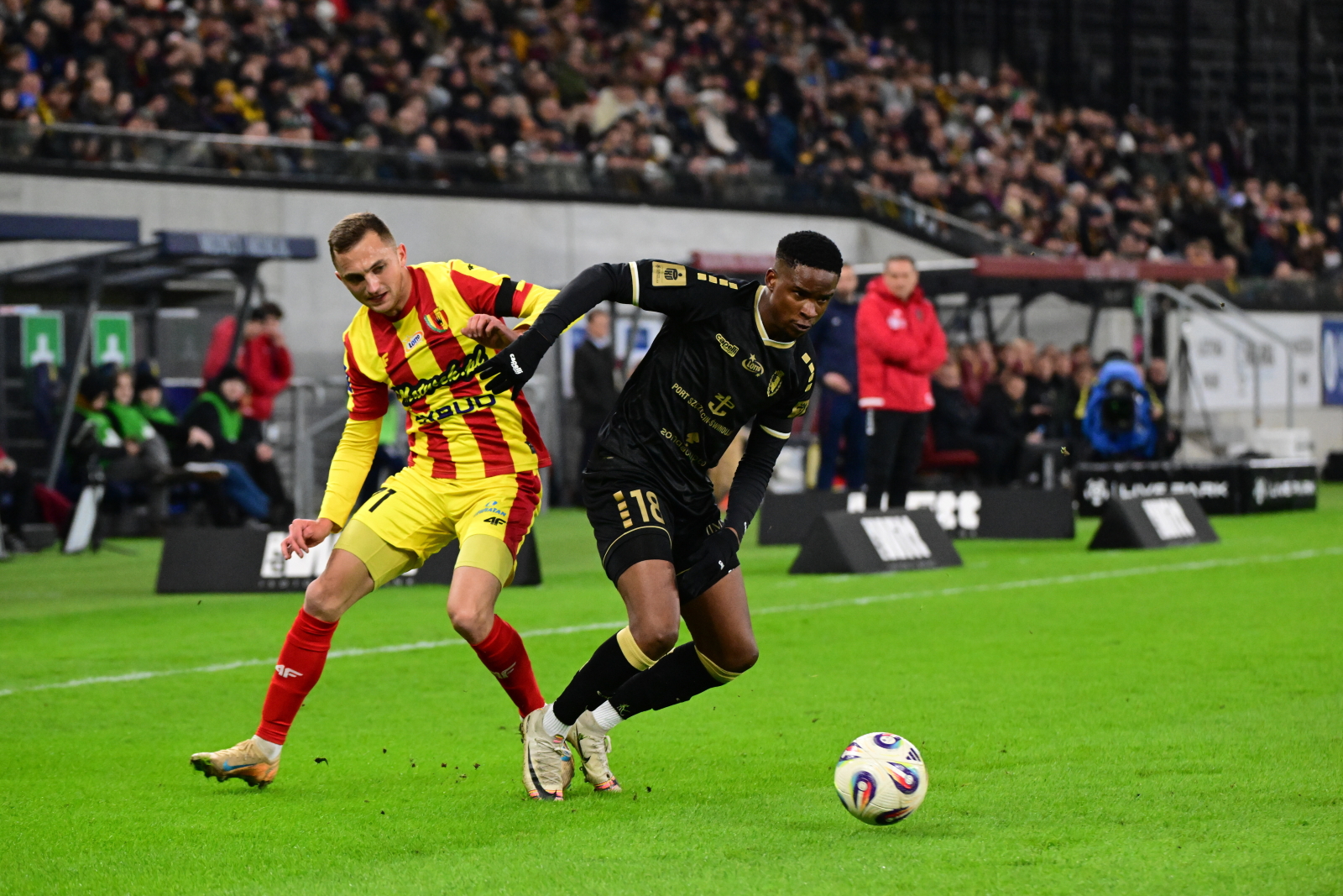 Kabaret w PKO Ekstraklasie. Pogoń naprawiła wielki błąd bramkarza ostatnim strzałem