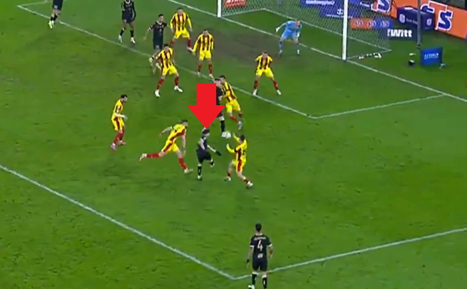 Była 97. minuta. Komentatorzy oszaleli po tym, co zrobił "król Szczecina" [WIDEO]