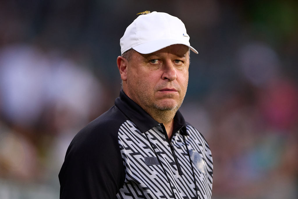 Uścisnął dłoń Rosjaninowi. Słynny trener musiał się tłumaczyć