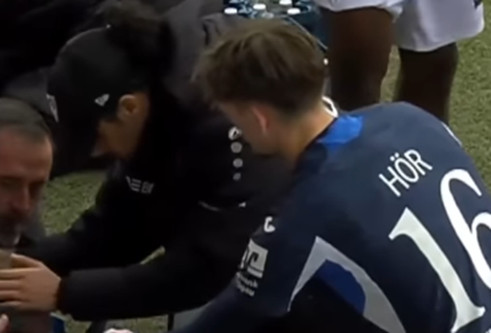 Kuriozum w Niemczech. Ustrzelił trenera i wyleciał z boiska [WIDEO]