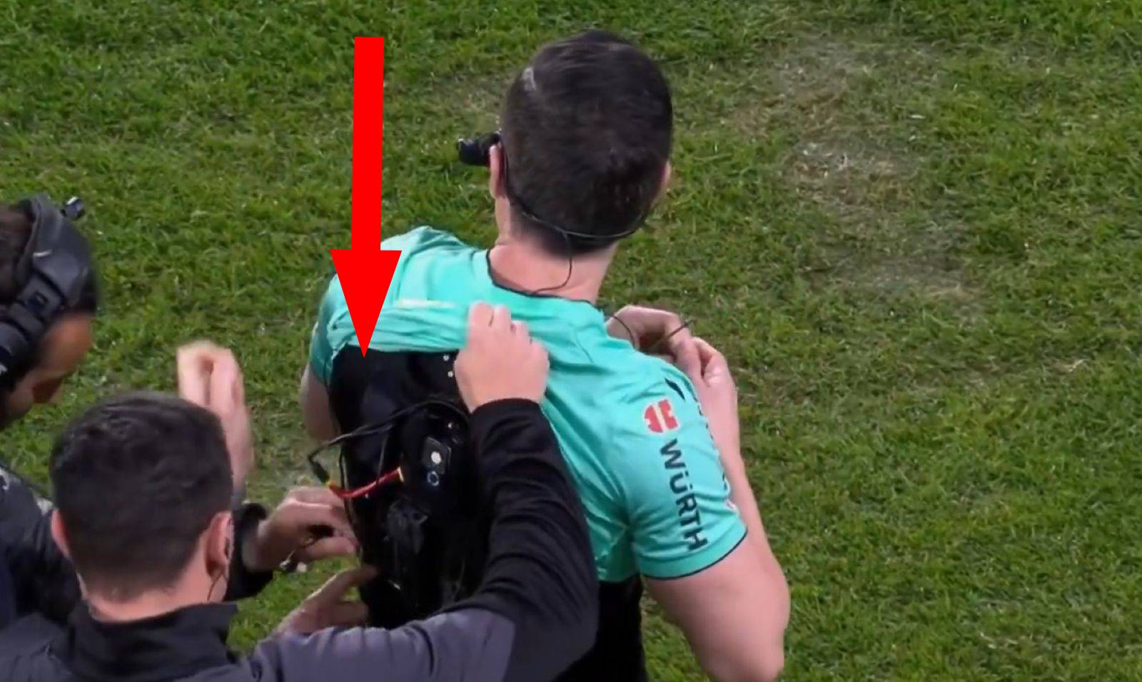 Pokazali, co sędzia nosi pod koszulką. "Robocop"