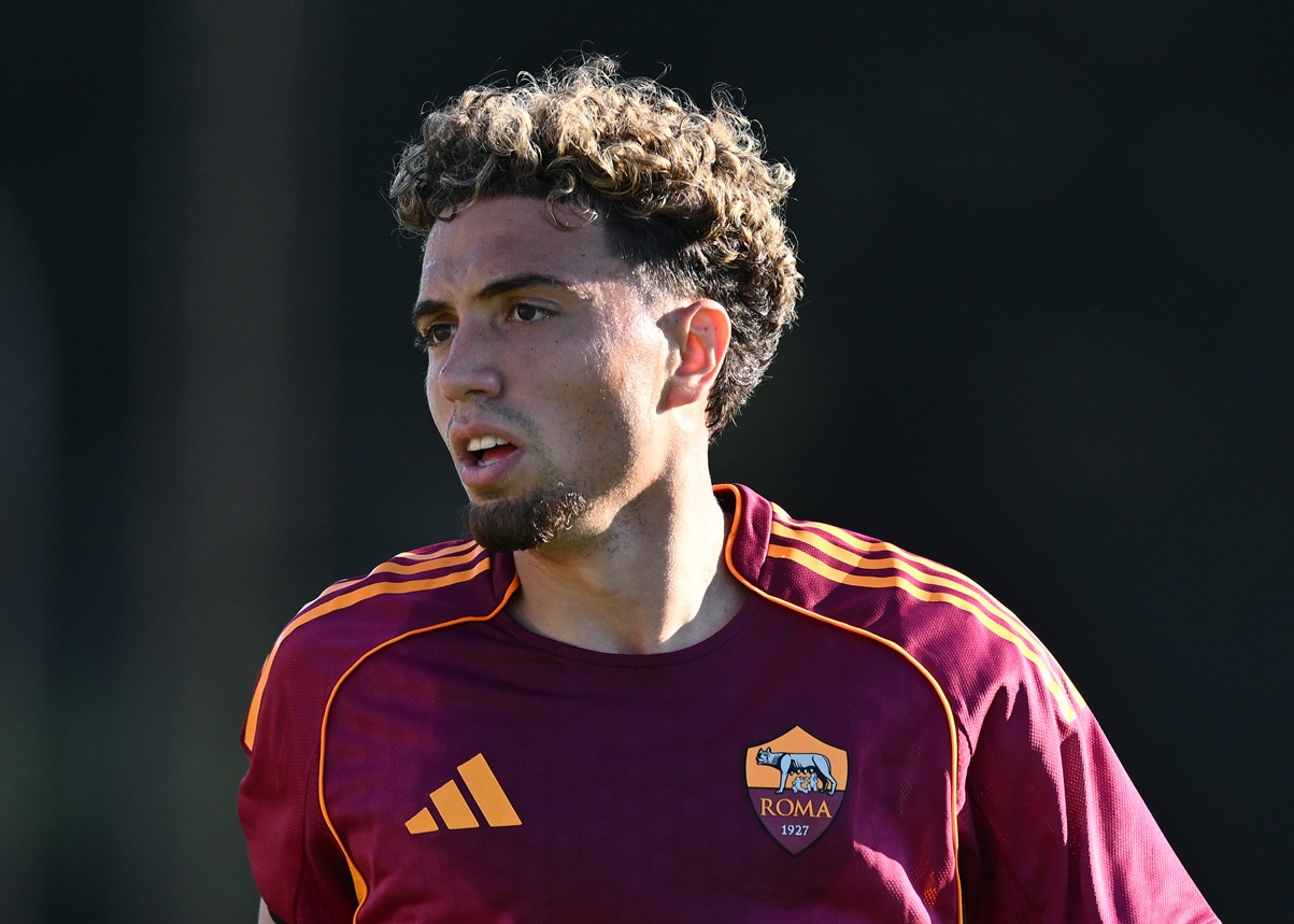 Partnerkę i matkę zamknęli w pokoju. Gwiazdora zmusili do klęczenia