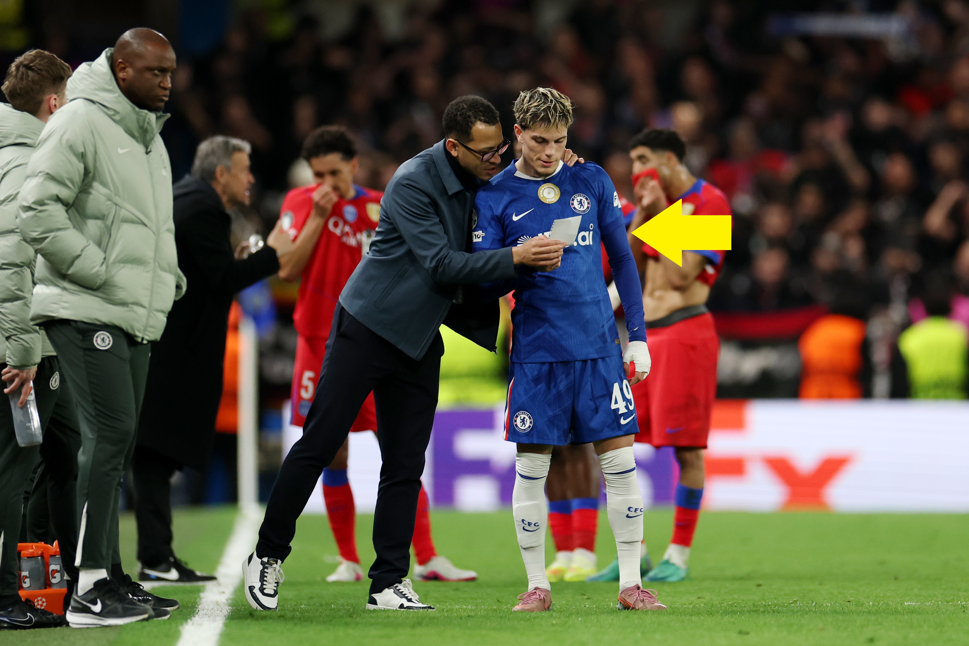 Przegrywali 2:8 w dwumeczu. Trener nagle wręczył mu kartkę