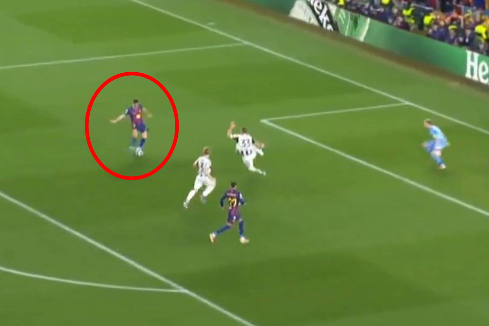 To powinien być gol Lewandowskiego. Niesamowite, co zrobił obrońca