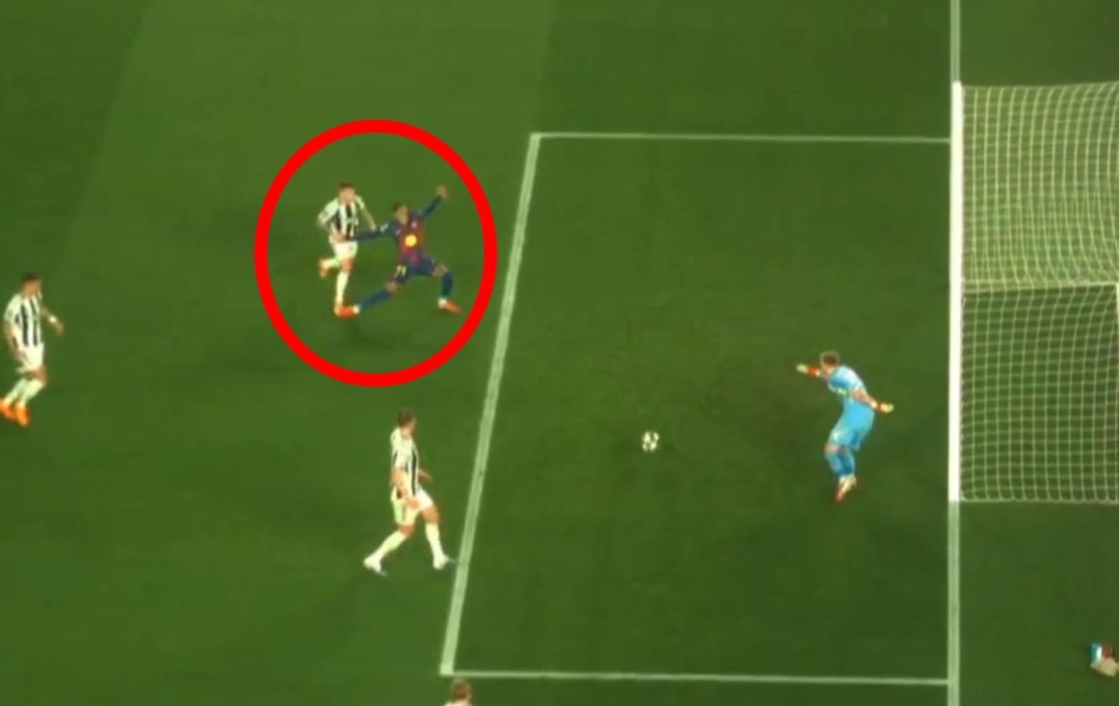 Kontrowersja w meczu Barcelony. "Musi go wyrzucić z boiska"