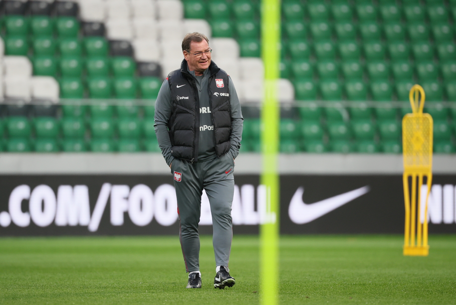 Indywidualny trening w reprezentacji. Dwóch piłkarzy poza grupą