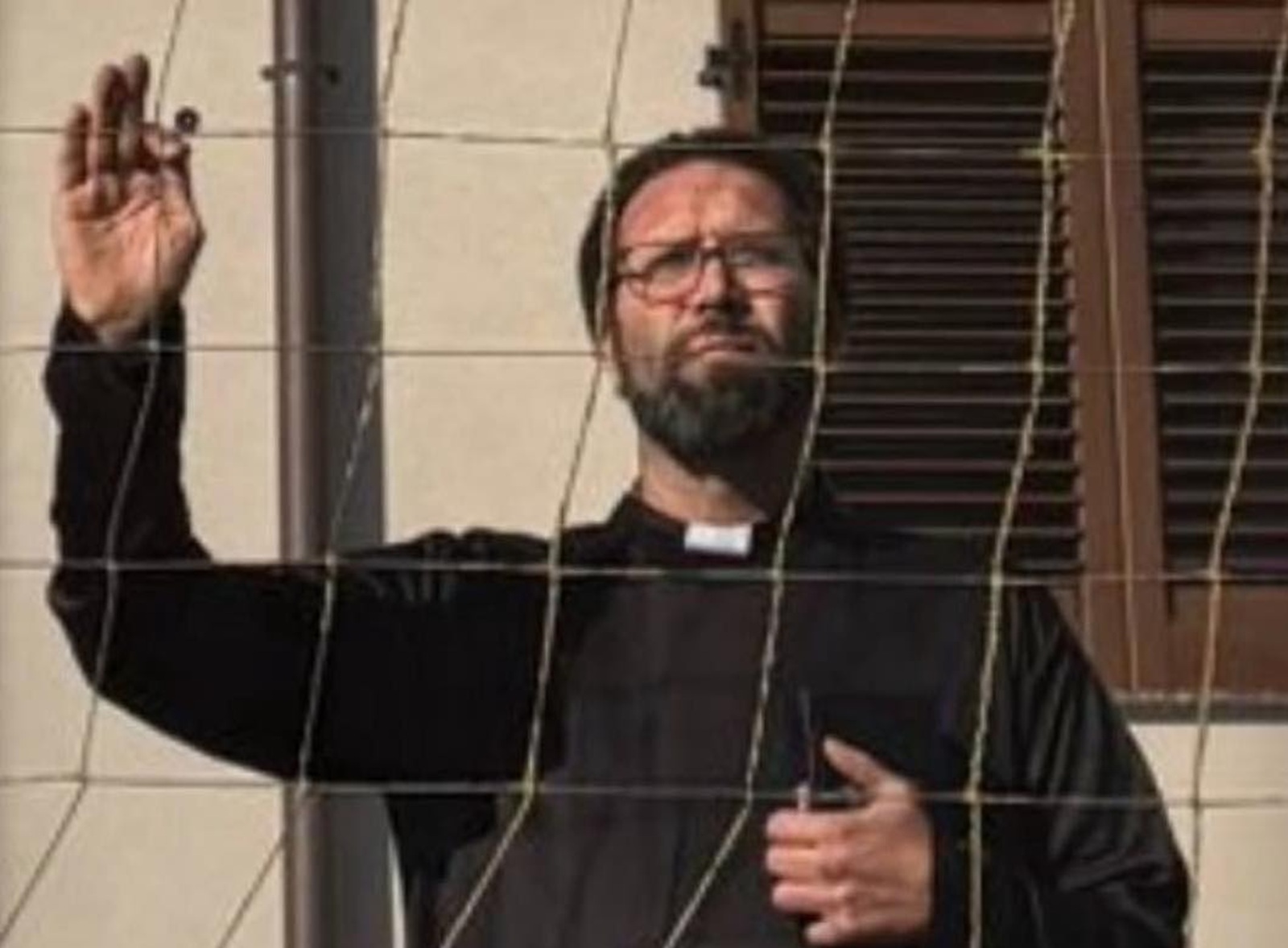 Zawieszony trener przebrał się za księdza. Tak oglądał mecz