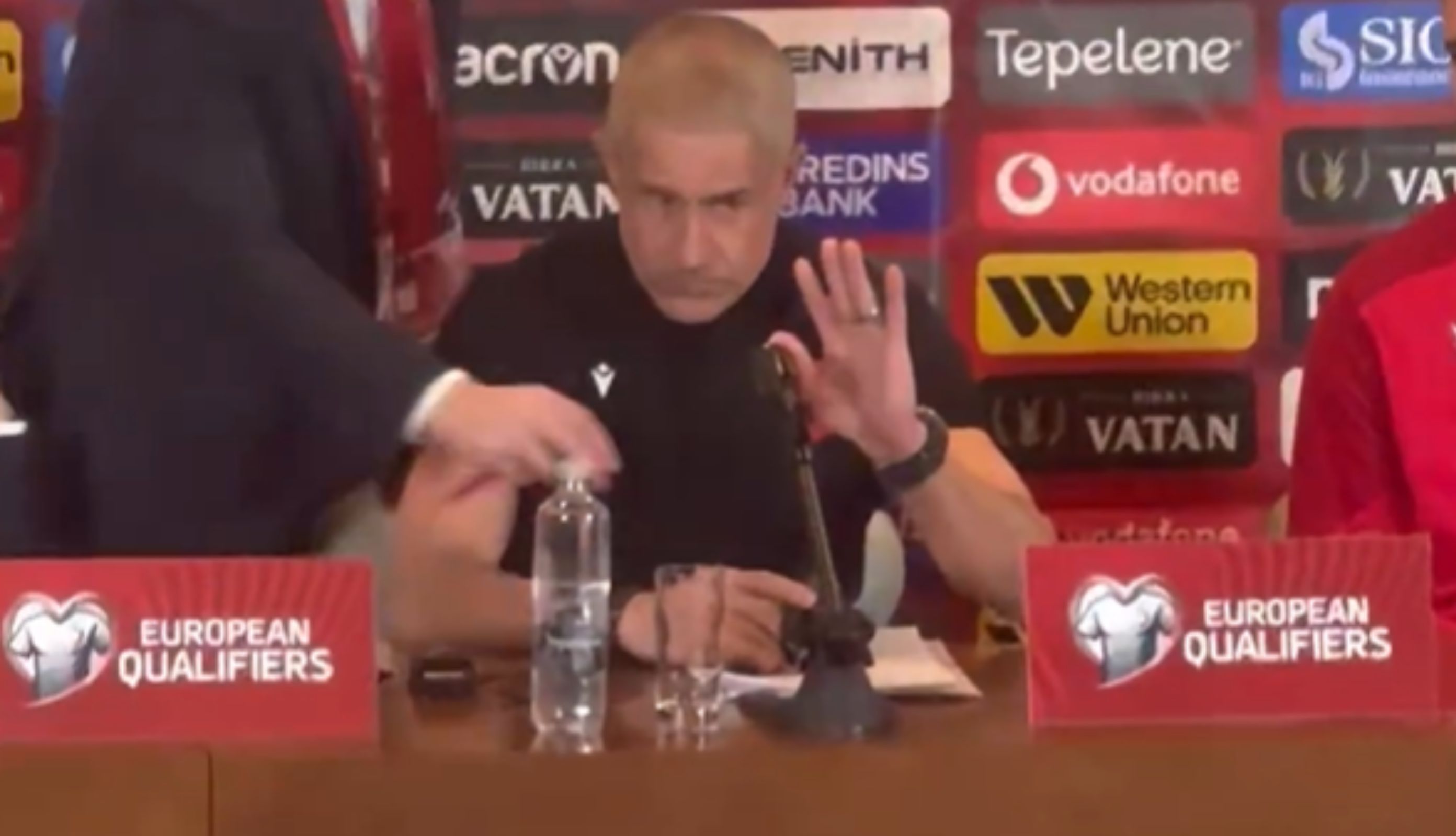 Sylvinho zaczął konferencję od wpadki – mikrofon spadł mu na blat