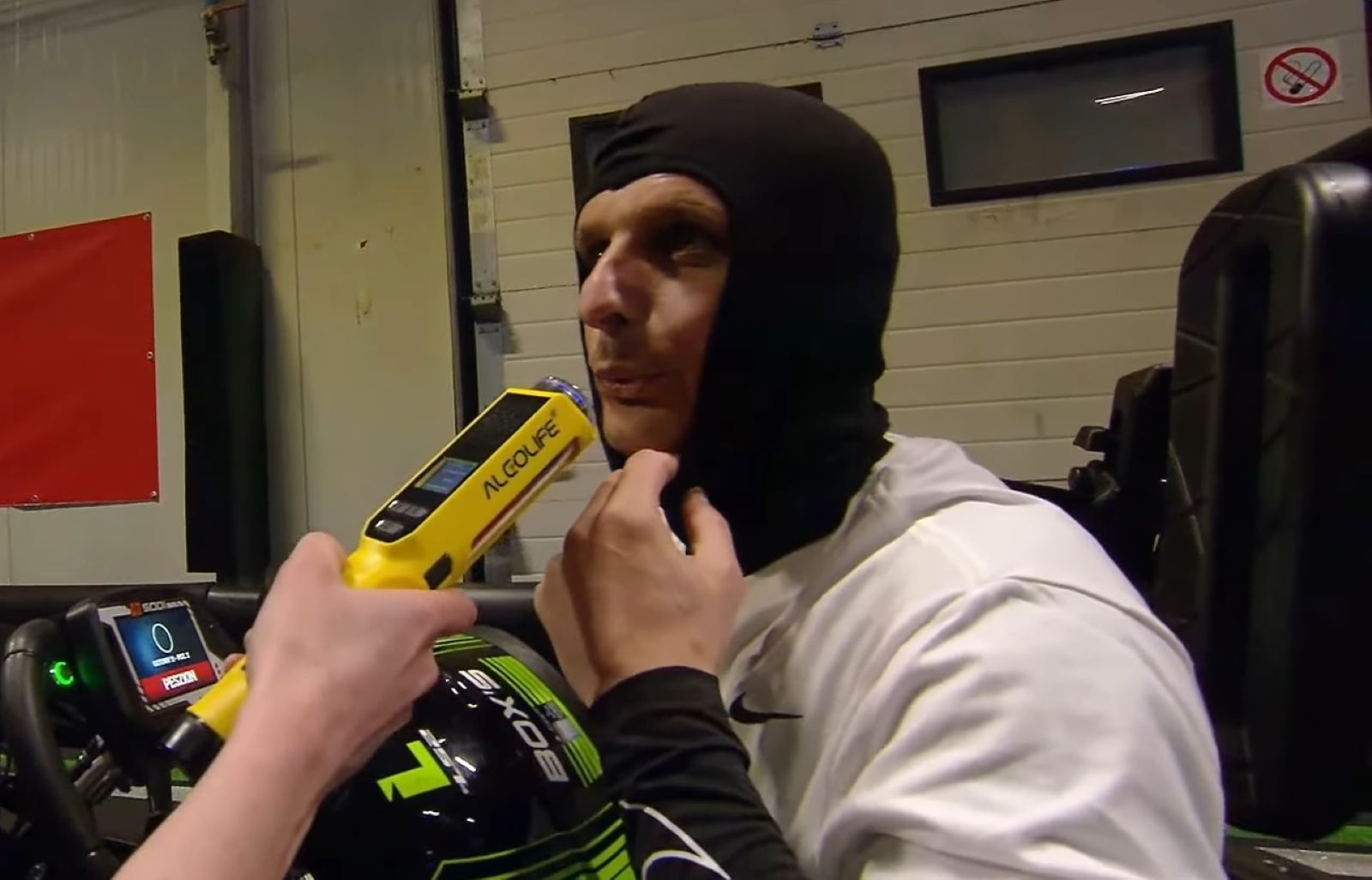 Sceny na torze. Peszko dmuchał w alkomat. Taki był wynik