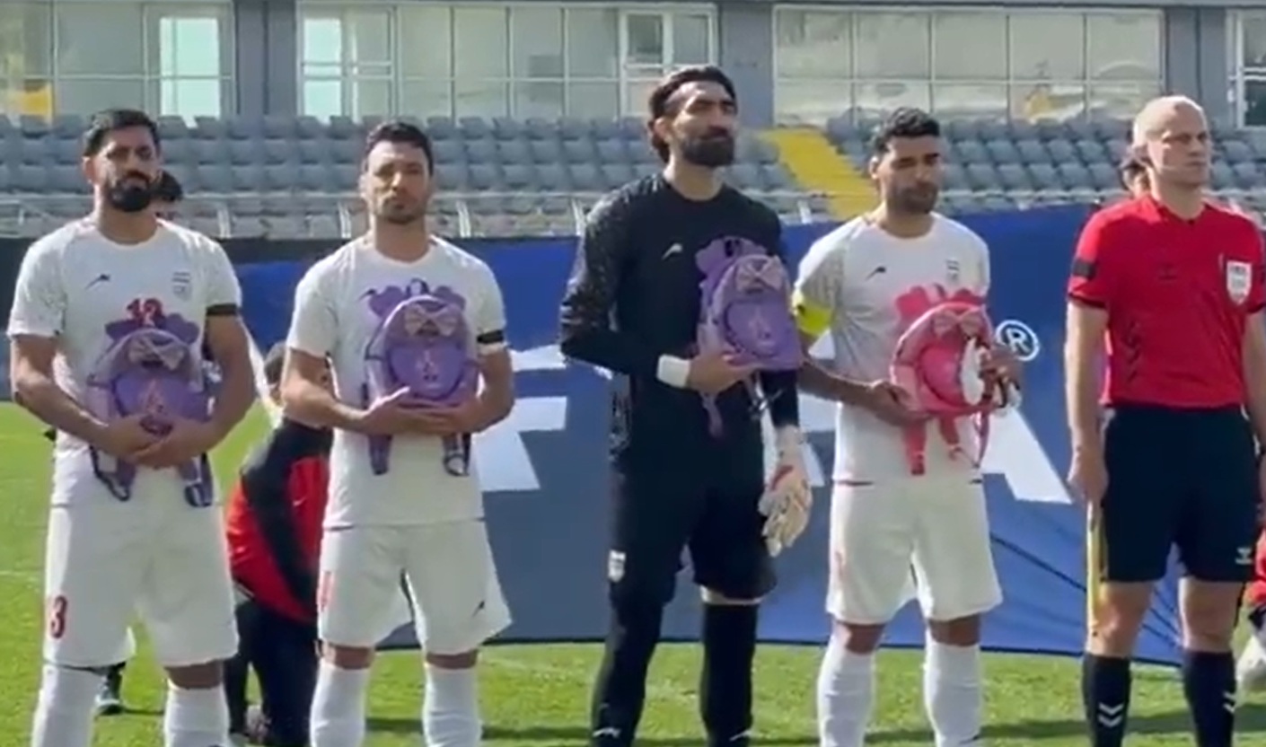 Irańczycy odśpiewali hymn. Zobacz, co mieli w rękach