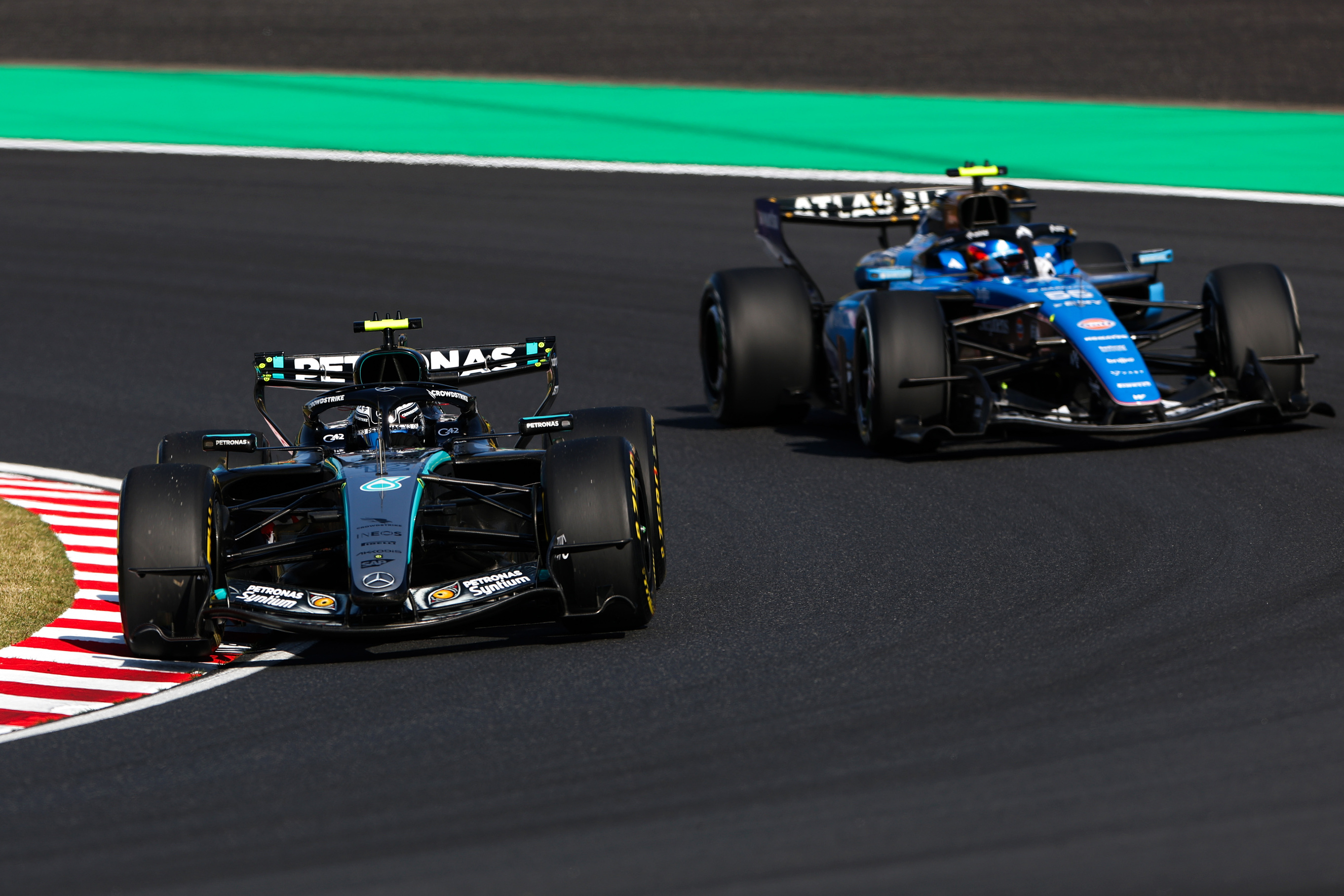 Mercedes znów miażdży konkurencję w F1. Koszmar mistrza świata