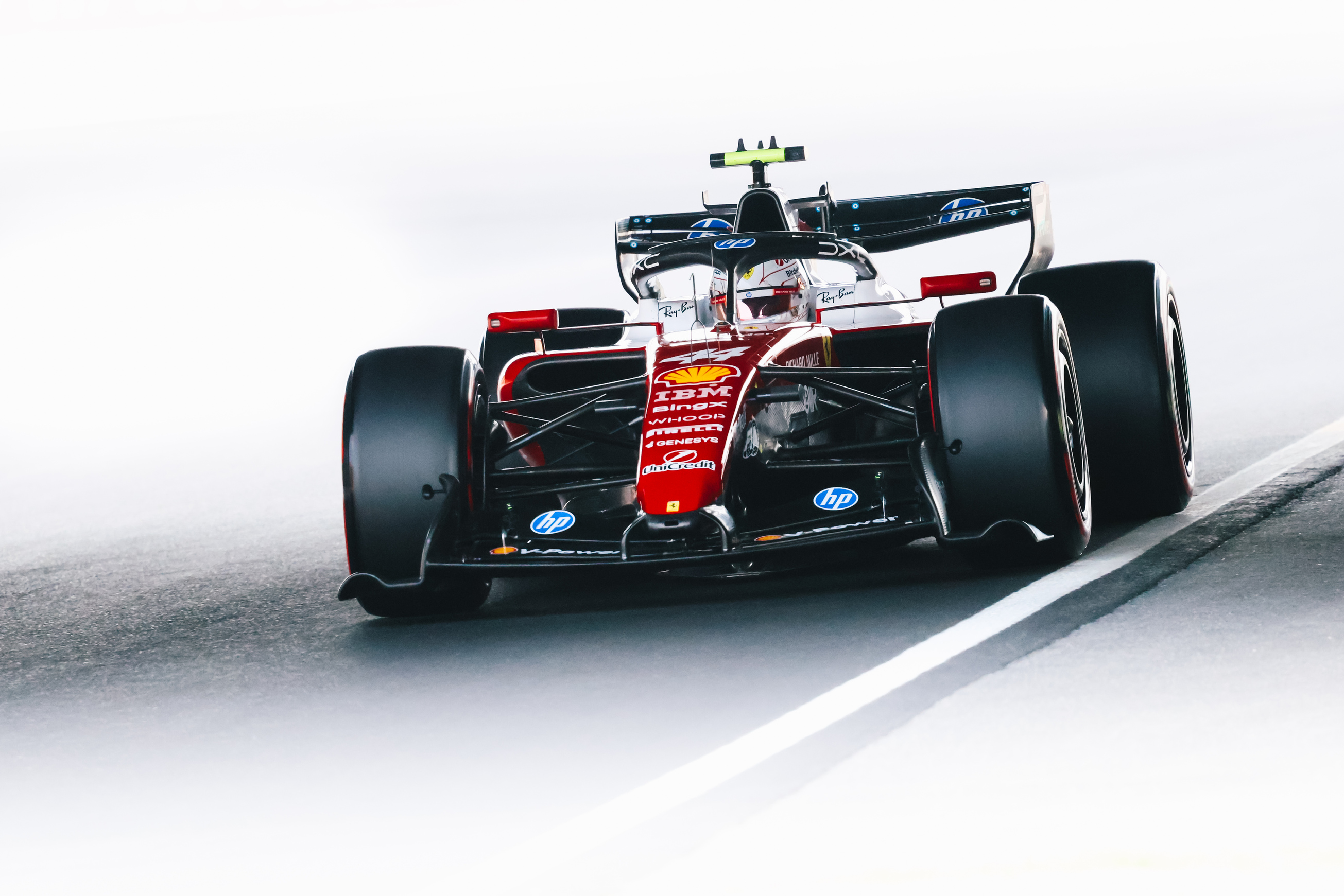 Hamilton martwi się o formę Ferrari. Złe informacje dla fanów włoskiej ekipy