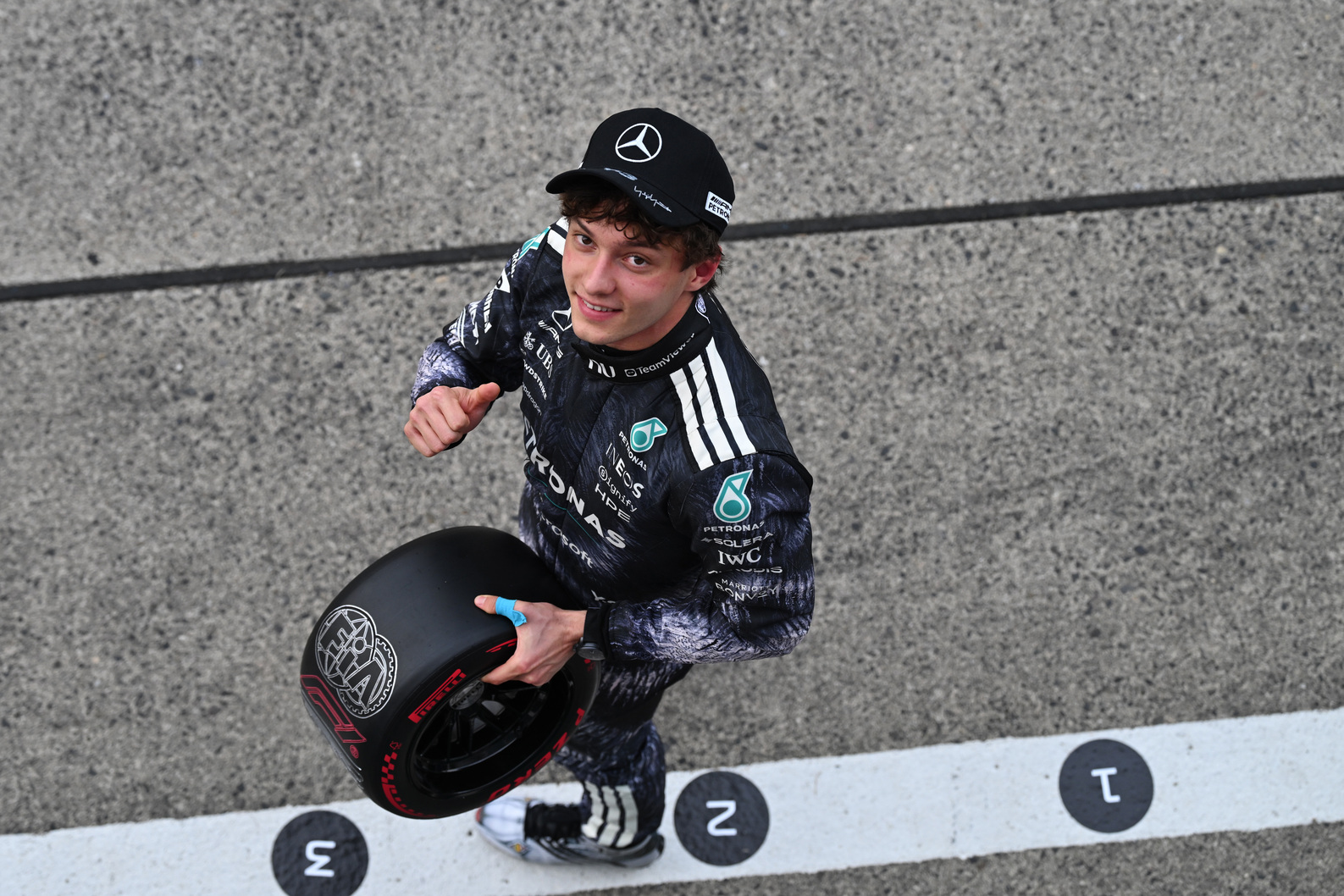 Zmiana warty w Mercedesie? 19-latek liderem mistrzostw F1