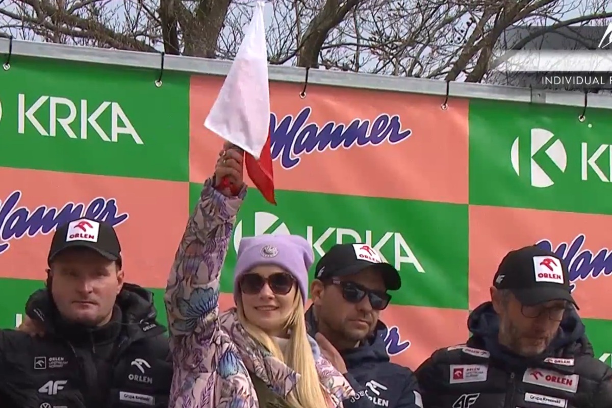 Wzruszająca scena przed ostatnim skokiem Stocha. To ona machnęła chorągiewką