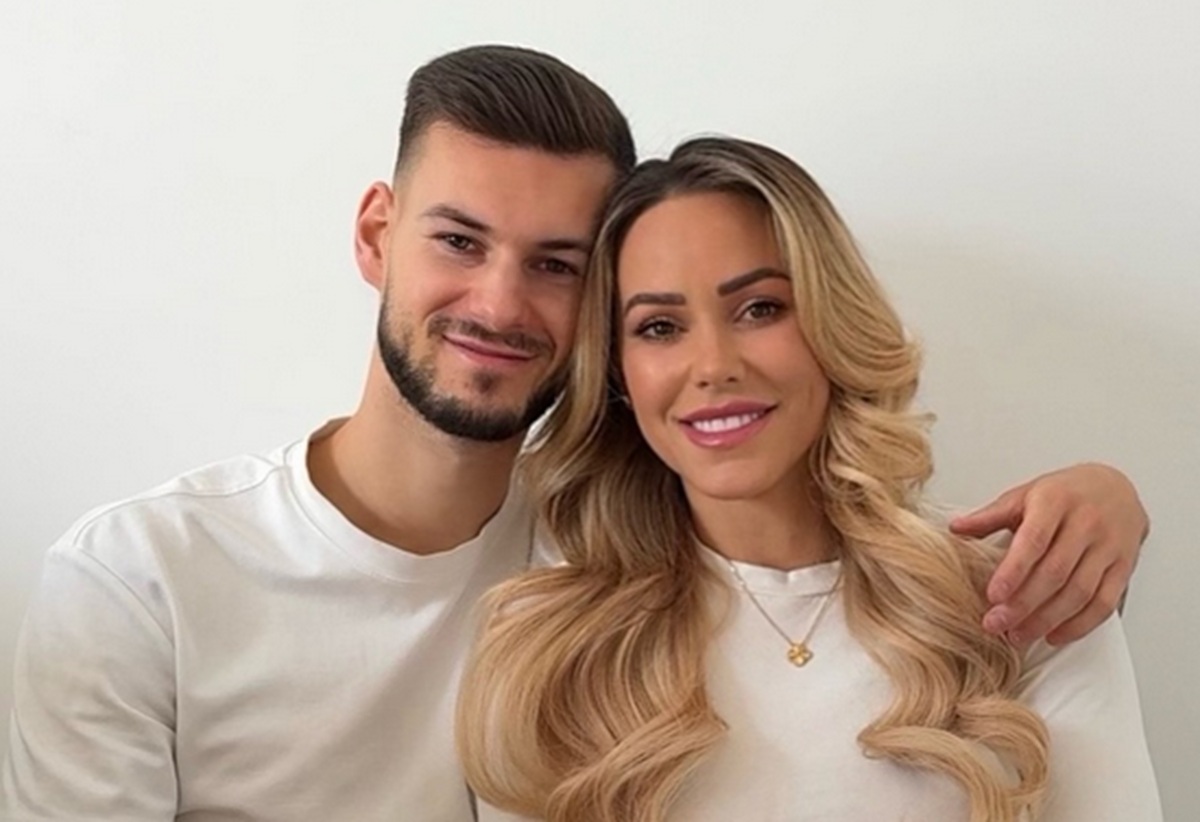 Jest od niego starsza o 9 lat. Właśnie ogłosili, że są parą