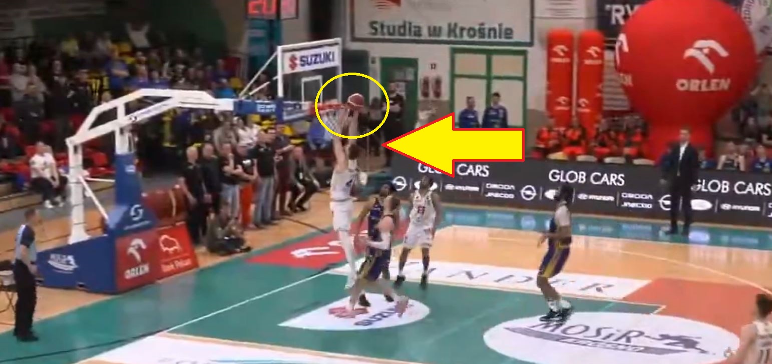 Sceny. Zablokowała go obręcz