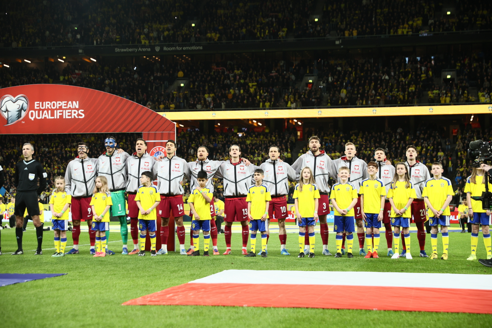 Gwizdy podczas hymnu Polski. Jest nagranie