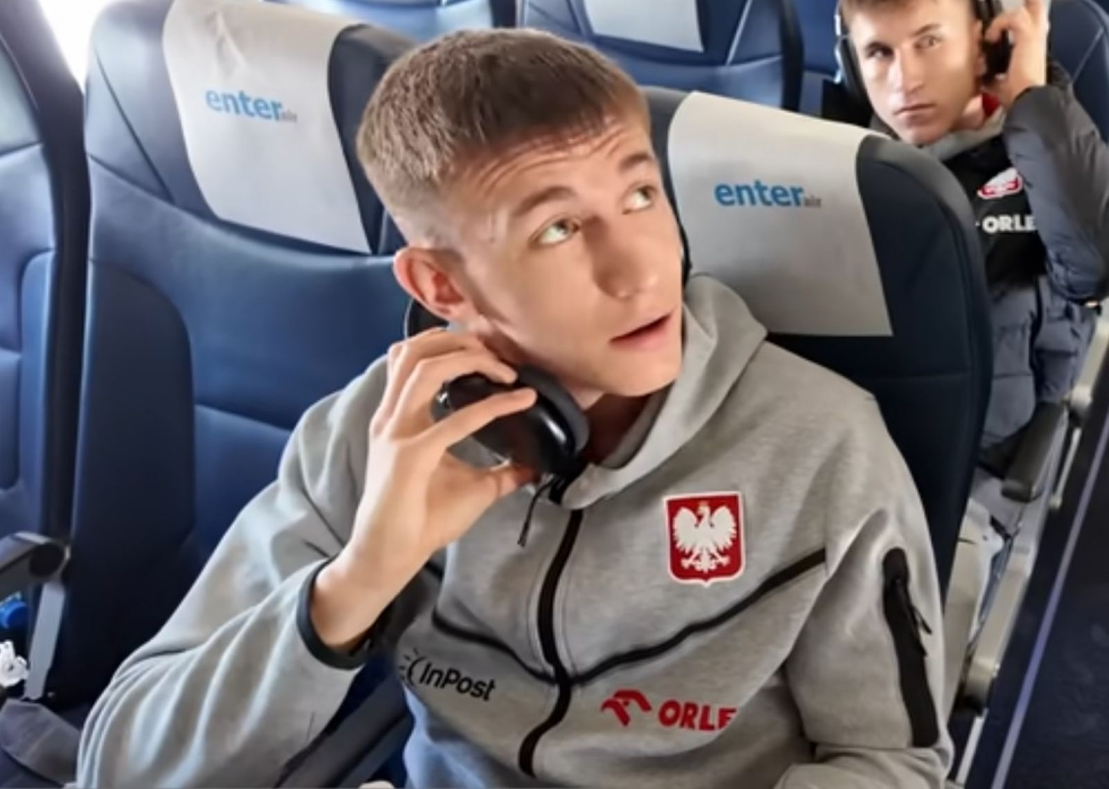 Sceny w samolocie reprezentacji Polski. 