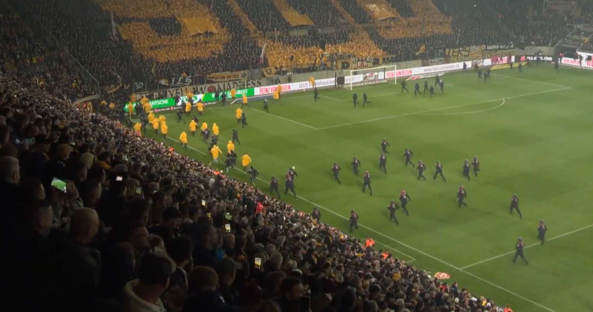 Gigantyczne zamieszanie w Niemczech. Policja wkroczyła na murawę! [WIDEO]