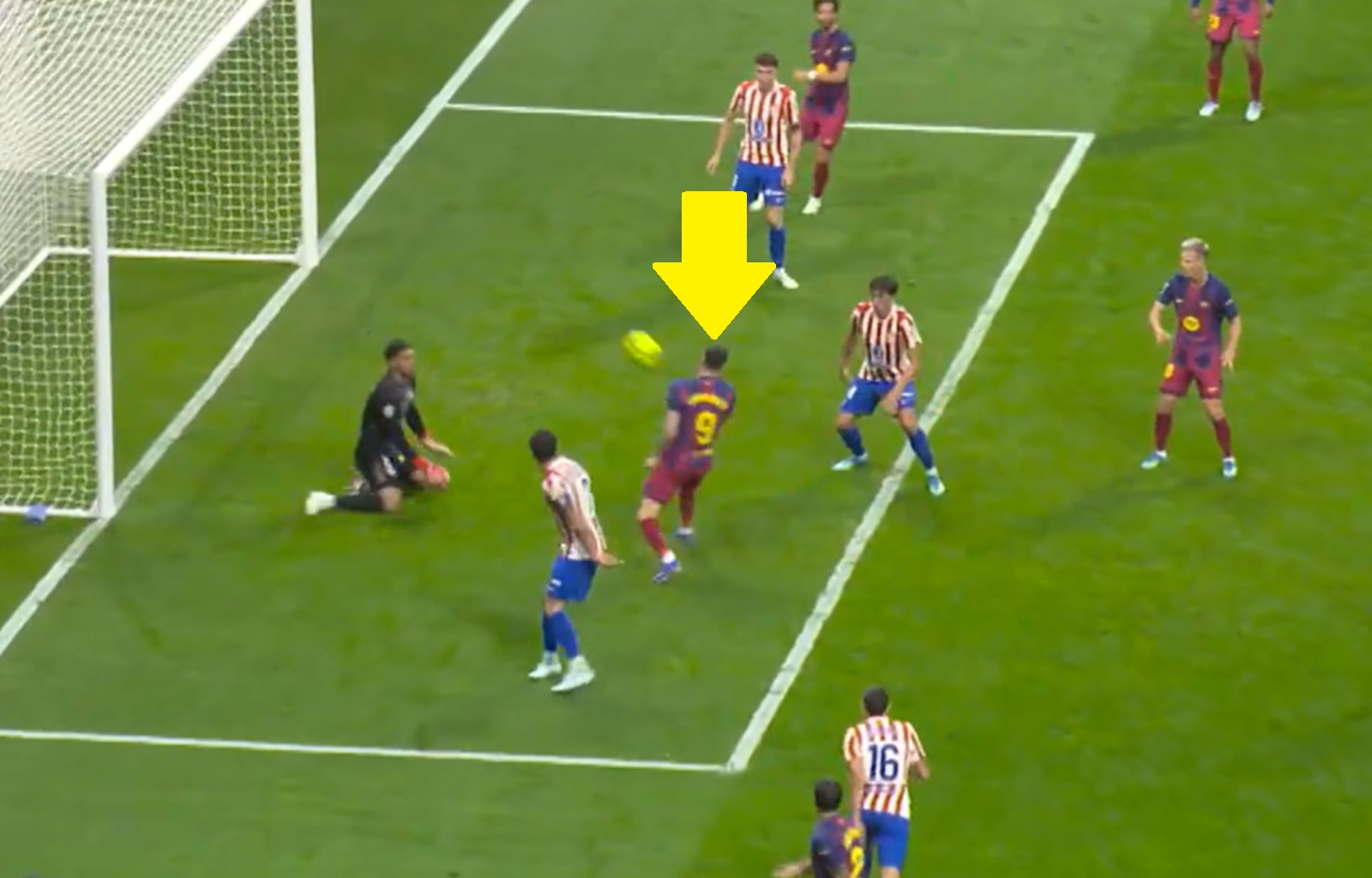 Lewandowski bohaterem z przypadku! Kuriozalny gol na wagę wygranej [WIDEO]