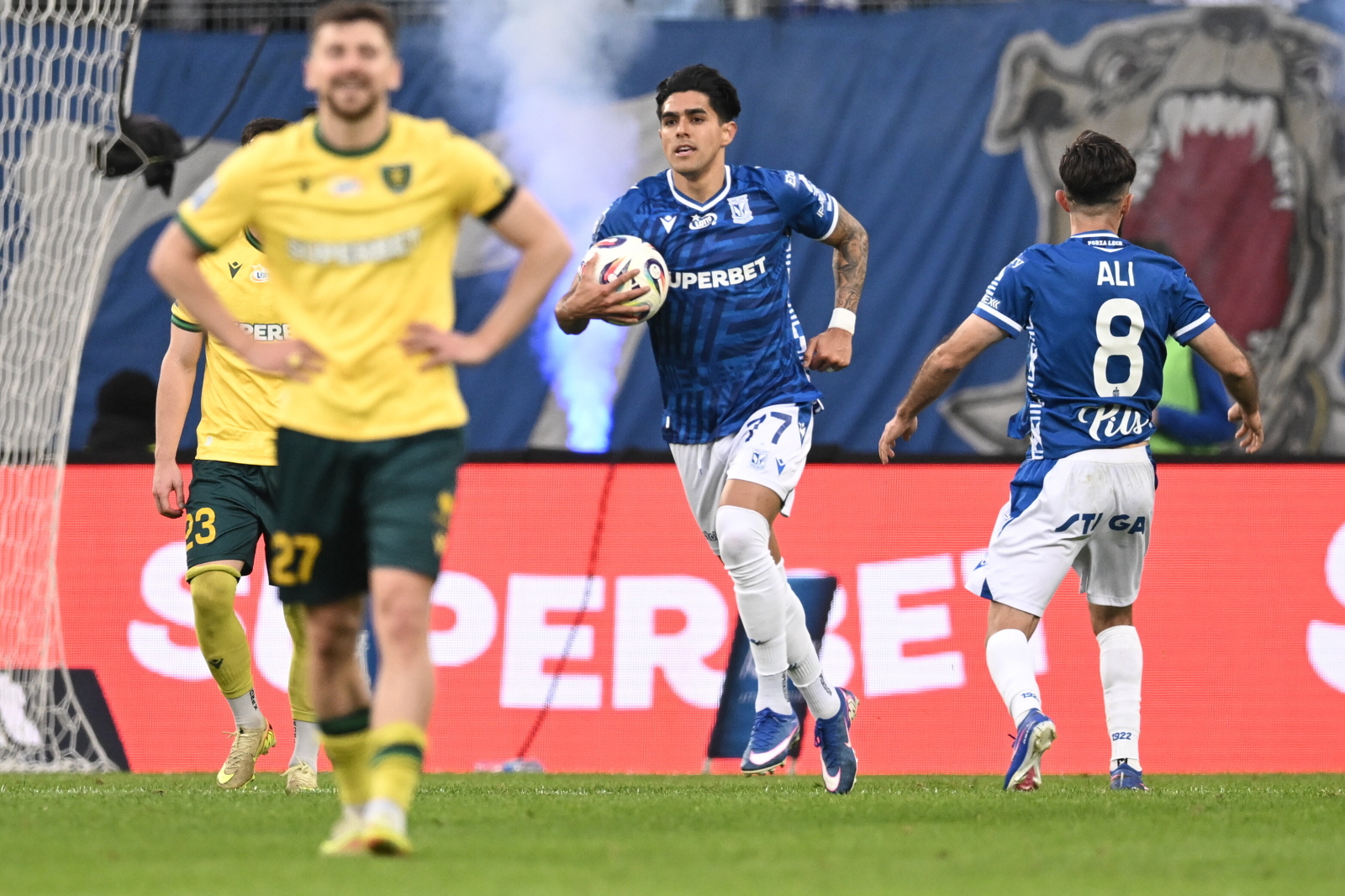 Czyste szaleństwo i sześć goli w Poznaniu. Lech trzykrotnie odrabiał straty