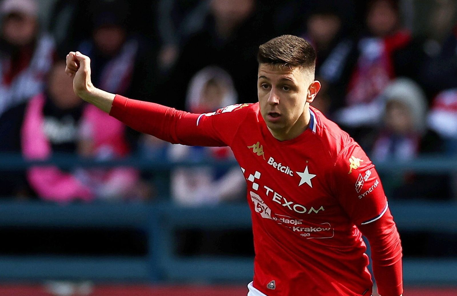 Strzela dla Wisły co mecz, a potem pada na kolana. 