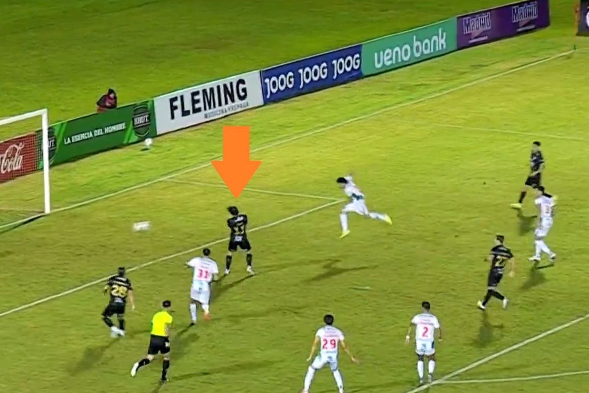 Co tu się wydarzyło?! Kuriozalny gol