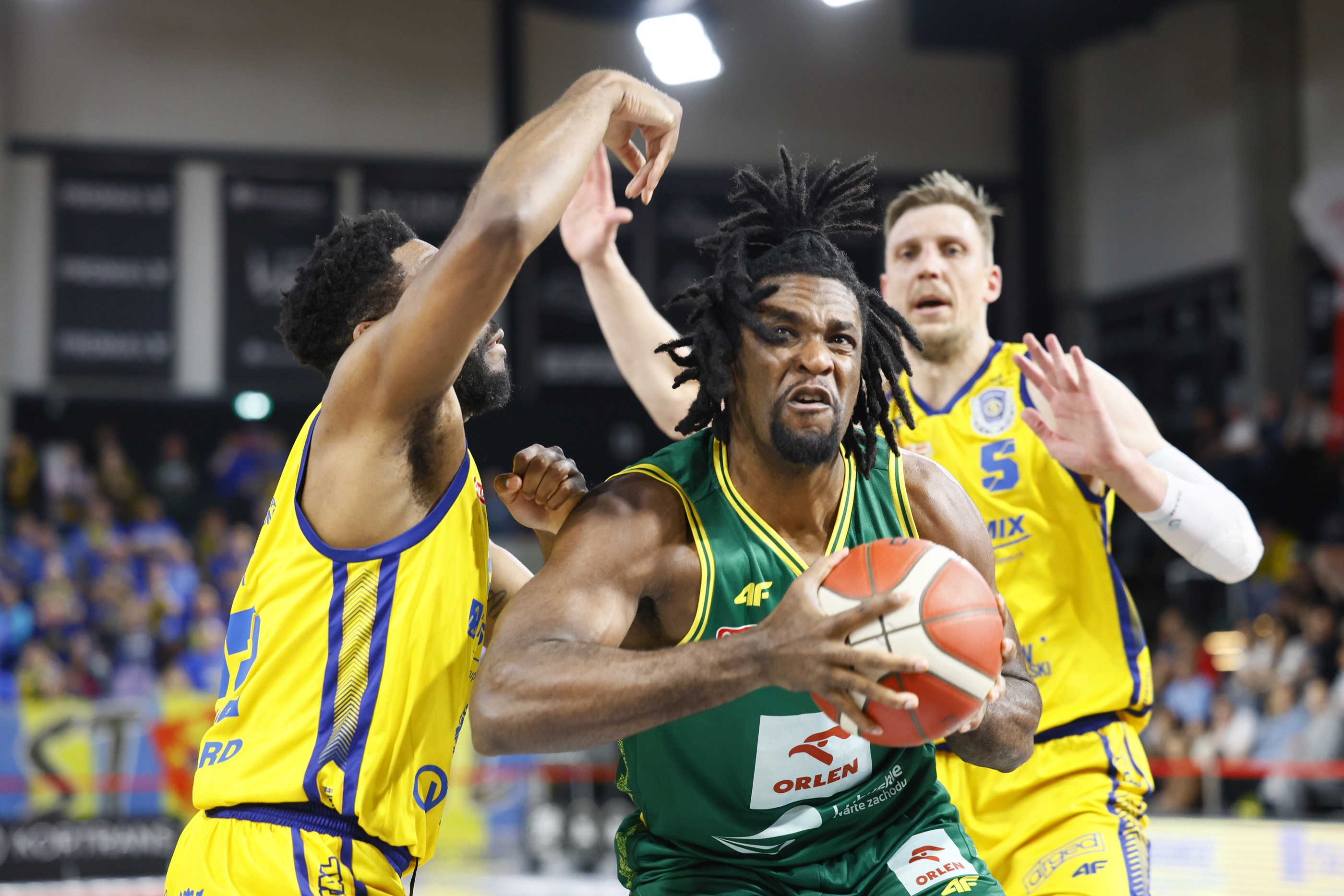 Iskrzyło na parkiecie. To była wojna o play-off