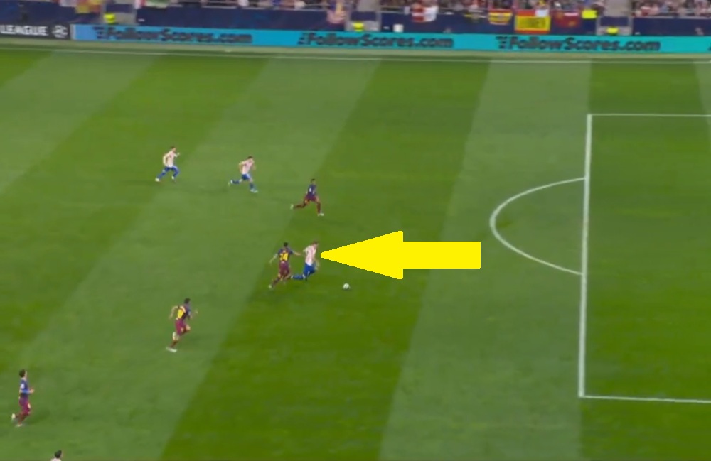 I znów to samo. Piłkarz Barcelony wyleciał z boiska