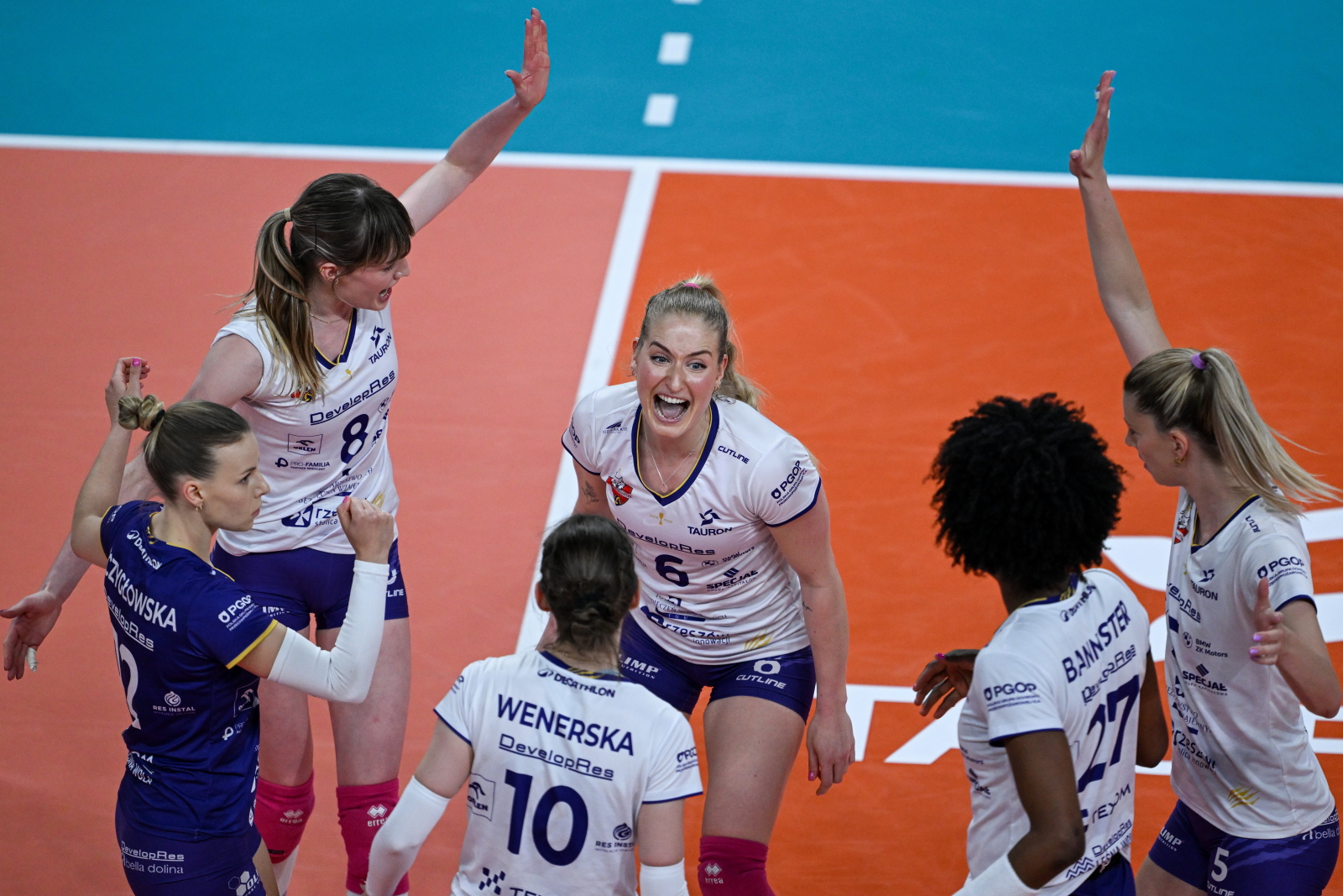 To był nokaut. Jednostronny początek rywalizacji o złoto