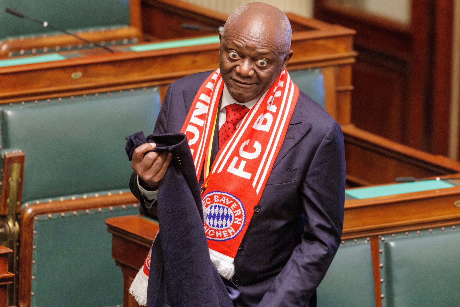 Na obrady parlamentu założył... szalik Bayernu. Miał powód