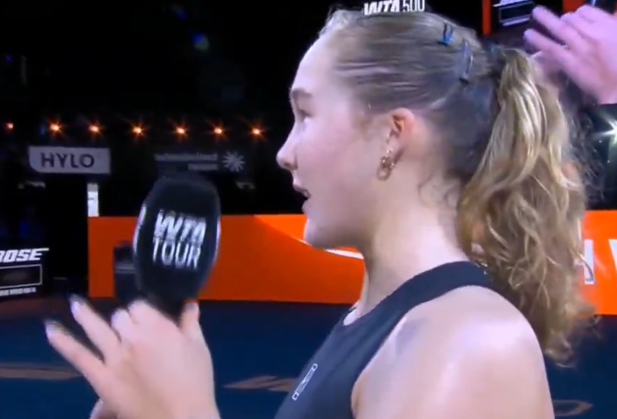 Rosjanka nagle przejęła mikrofon. 