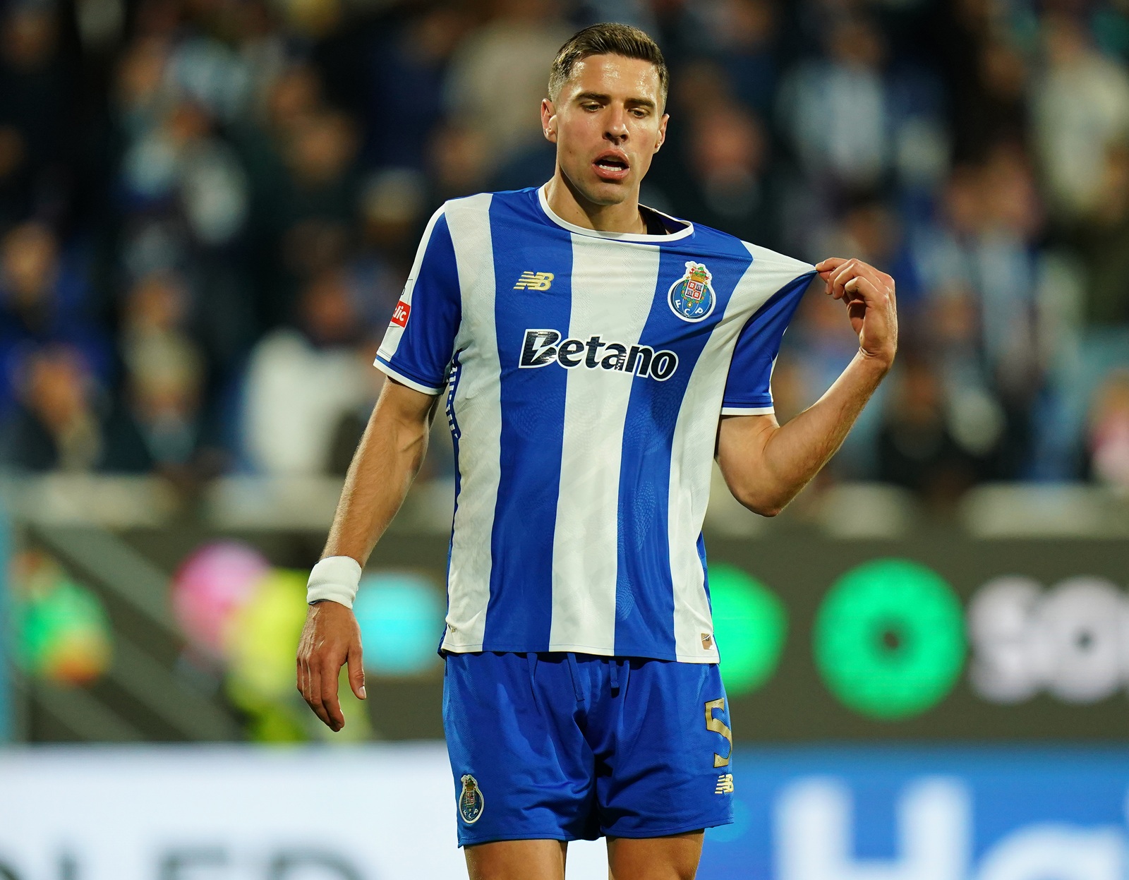 Brutalny atak Bednarka. Polak wyleciał z boiska już w 8. minucie!