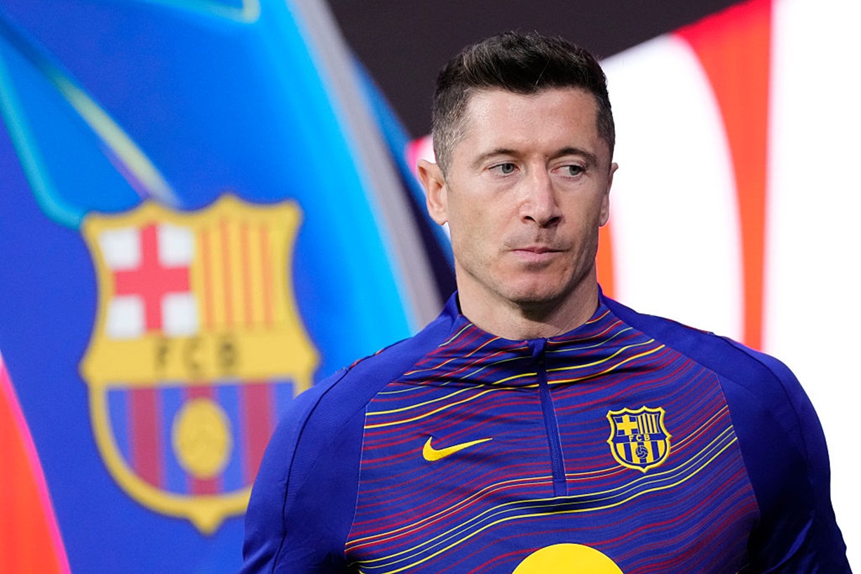 Media: Barcelona zaproponowała Lewandowskiemu obniżkę. Wymowna reakcja Polaka