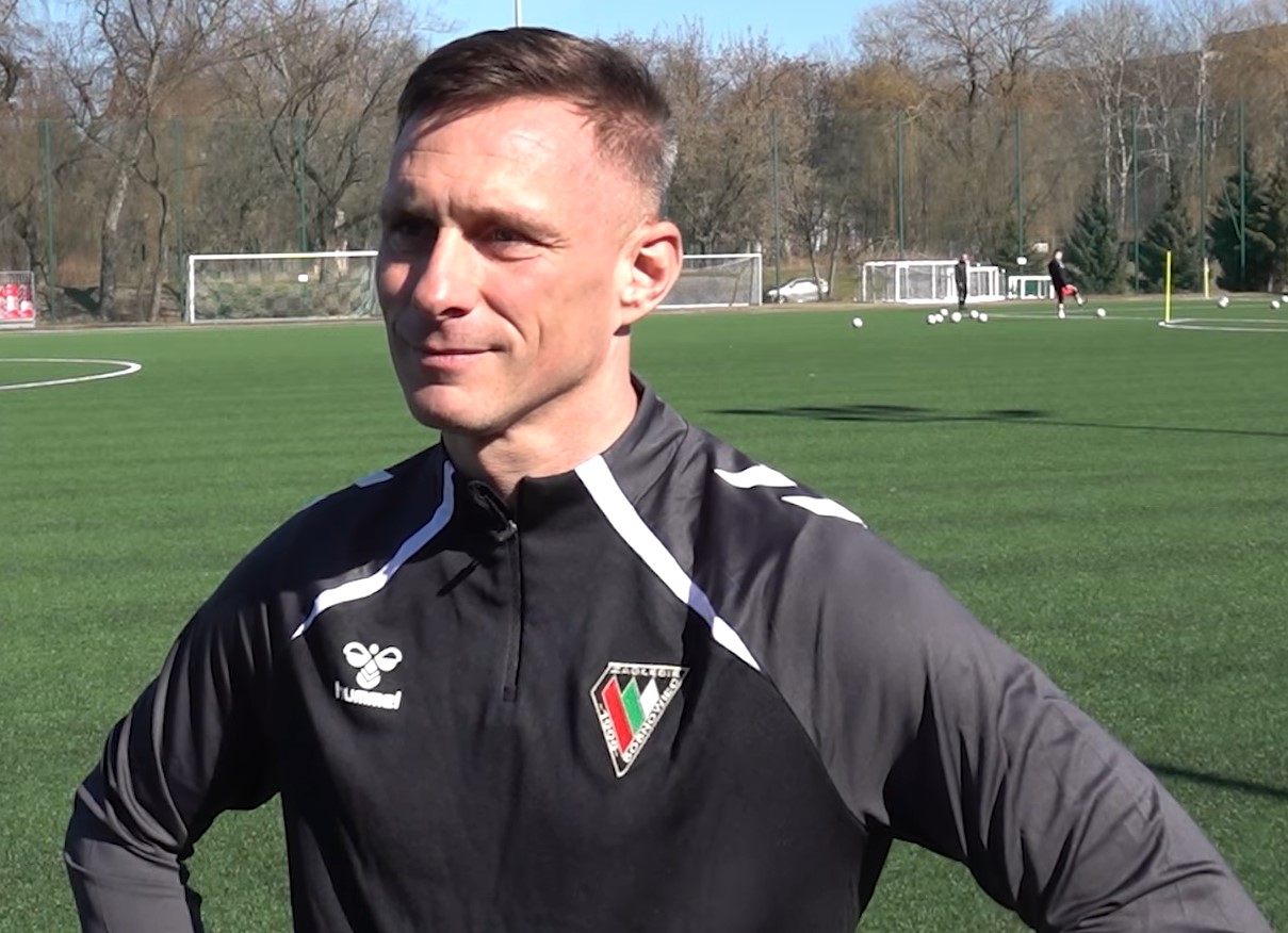 Polski klub po miesiącu odsunął trenera. Prowadził zespół w pięciu meczach