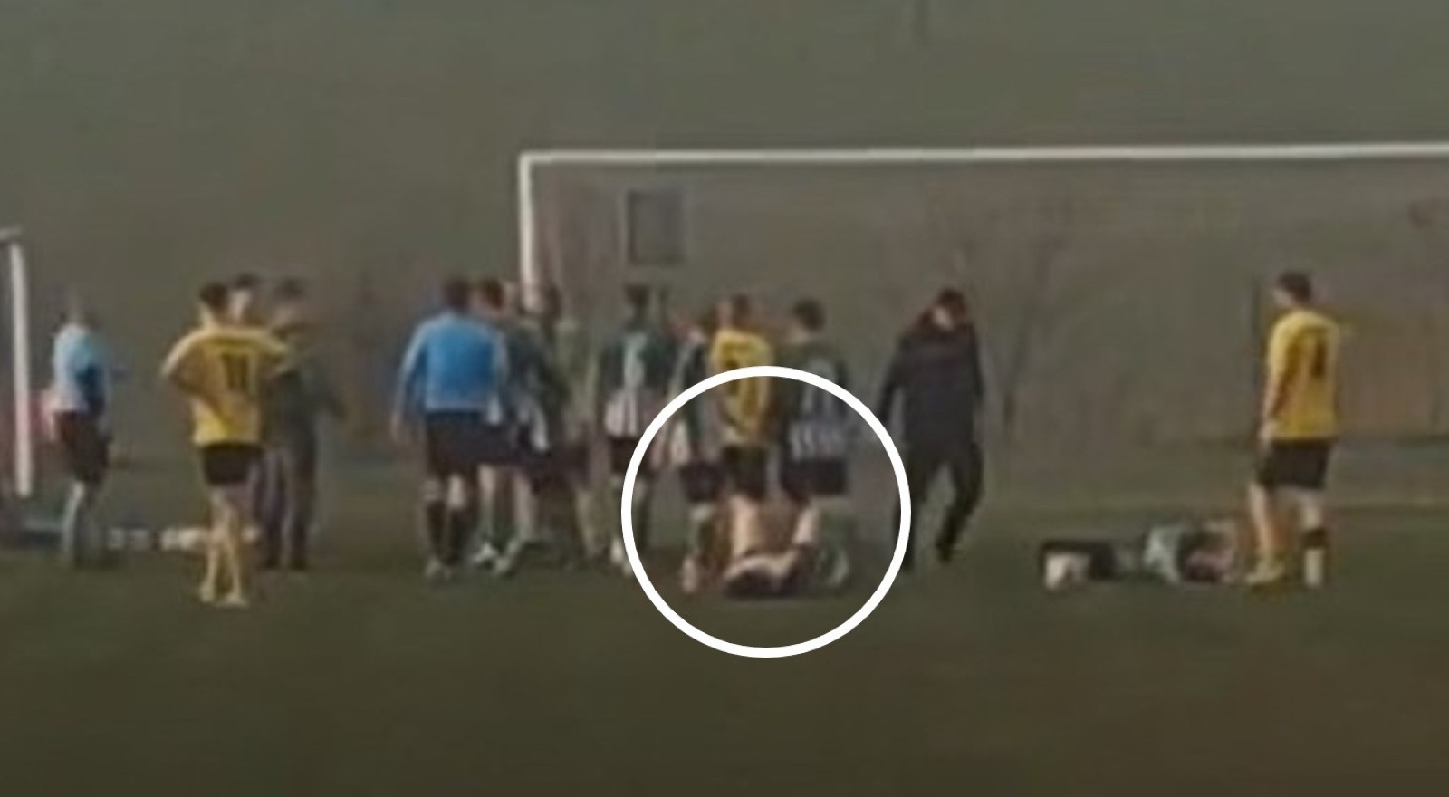 Boiskowy bandytyzm w A-klasie. Piłkarz jednym ciosem znokautował rywala