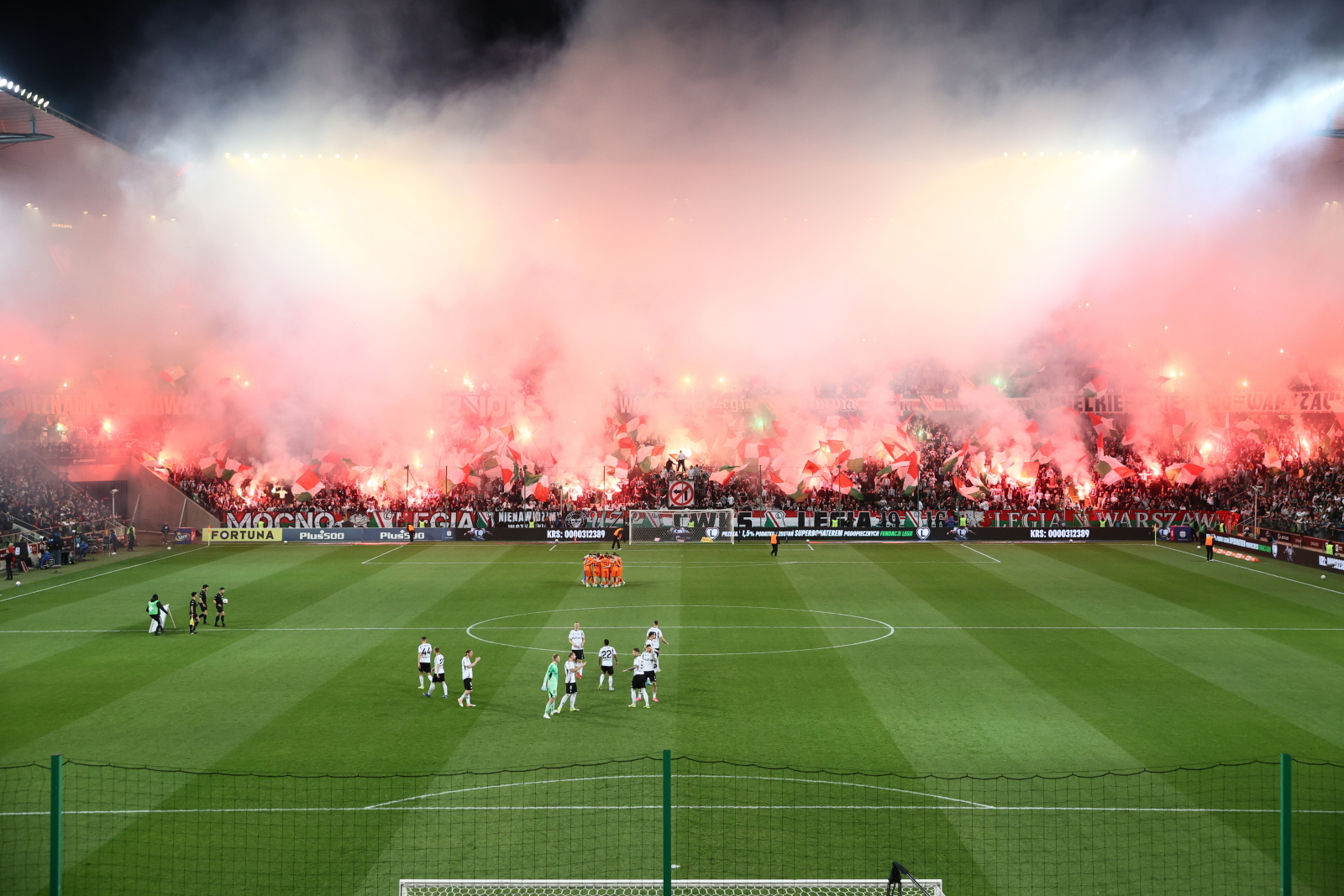 Mecz Legii opóźniony. To sprawka kibiców