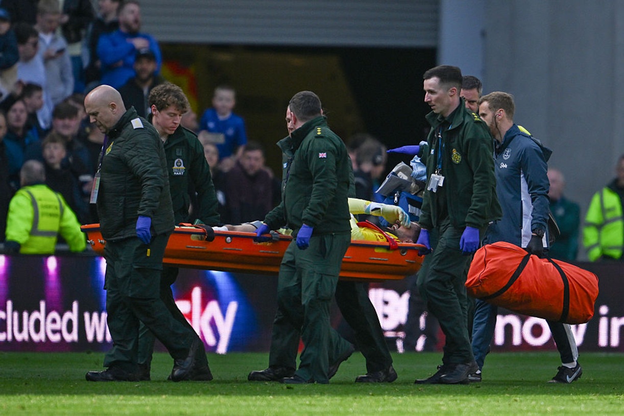 Dramat w derbach Liverpoolu. Bramkarz zniesiony na noszach