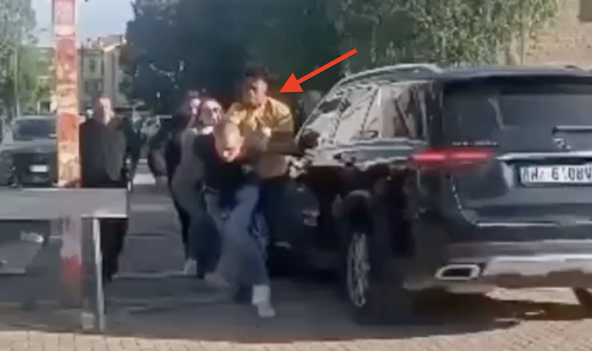 Wszystko się nagrało. Piłkarz Serie A wdał się w bójkę z kibicem