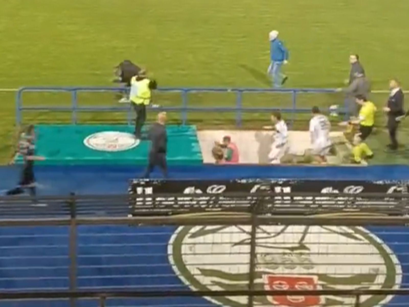 "Sceny dzikiej przemocy" we Włoszech. Chuligani ruszyli na piłkarzy [WIDEO]