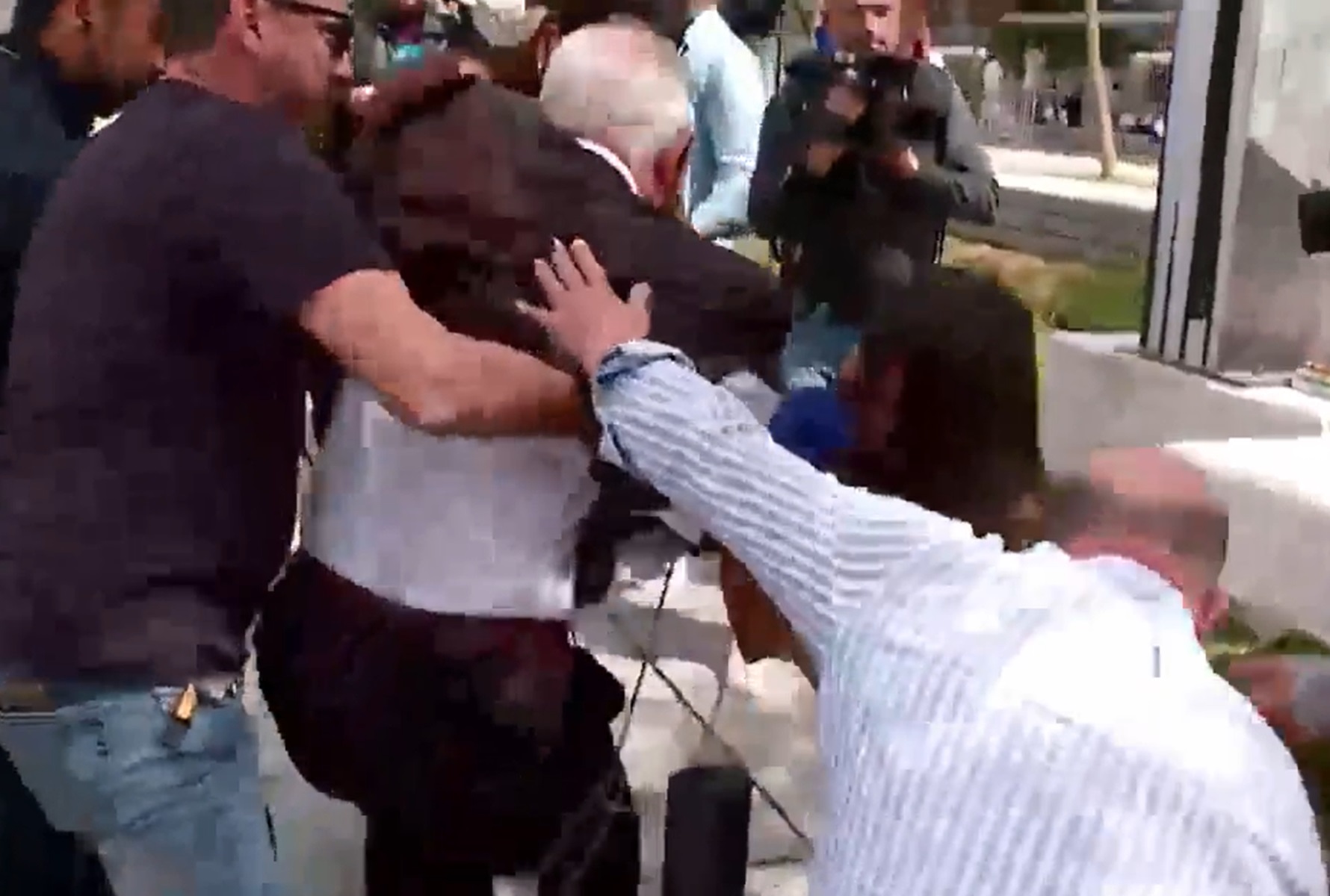 Wyszedł z sądu i nagle stało się to. Szokujące nagranie krąży po sieci