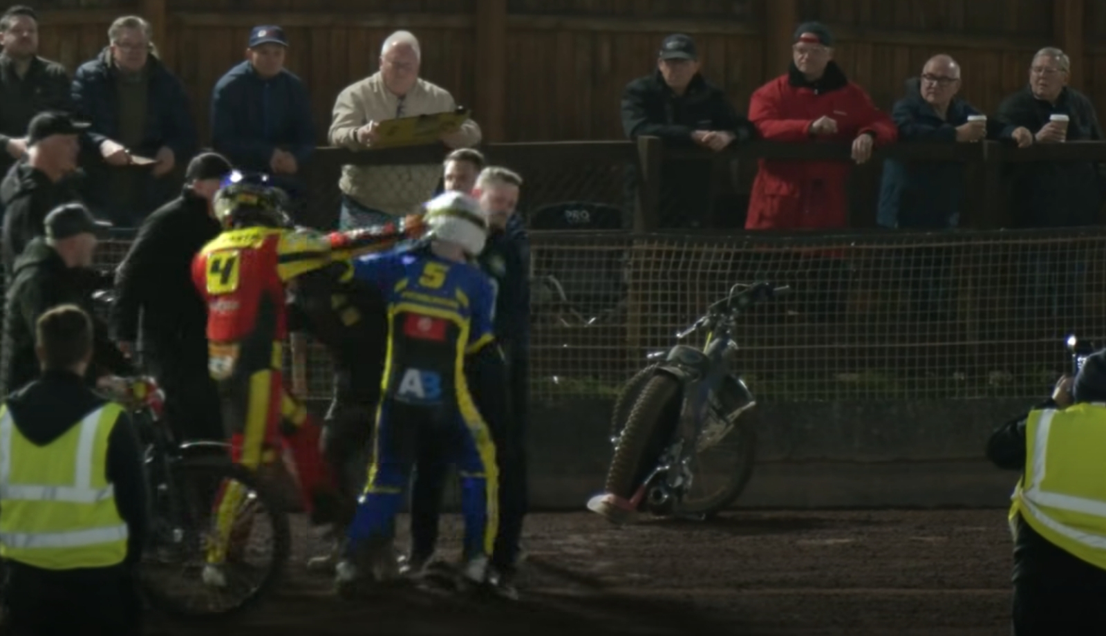 Żużel. Twarda walka na torze, a chwilę później wymienili się ciosami. Wideo podbija sieć!