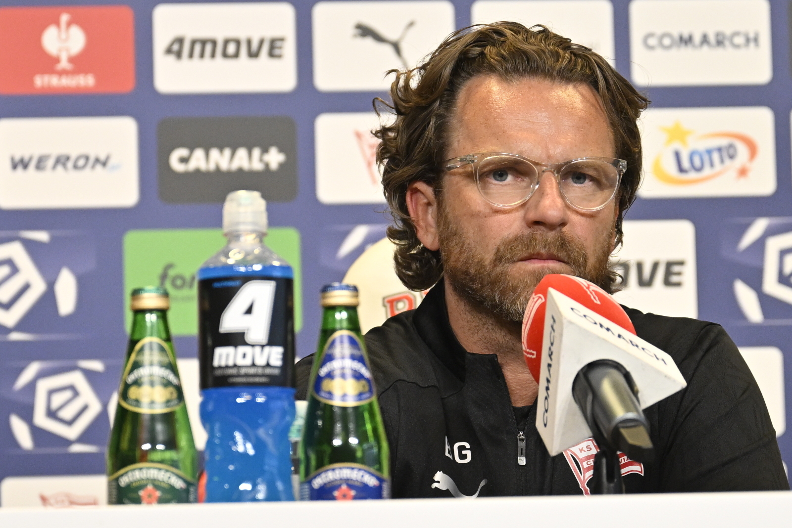 Nowy trener Cracovii w roli pilota. "Prowadzę samolot i go naprawiam"