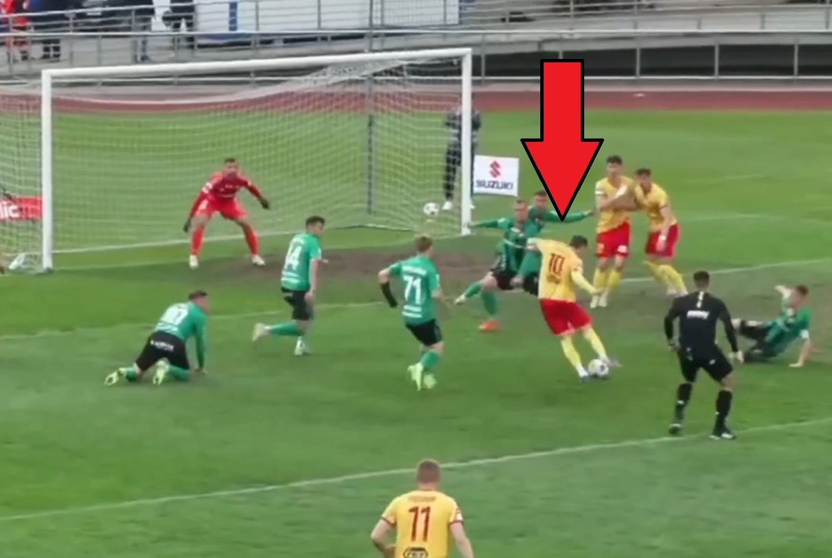 Maradona z Pruszkowa. Zabawił się w polu karnym [WIDEO]