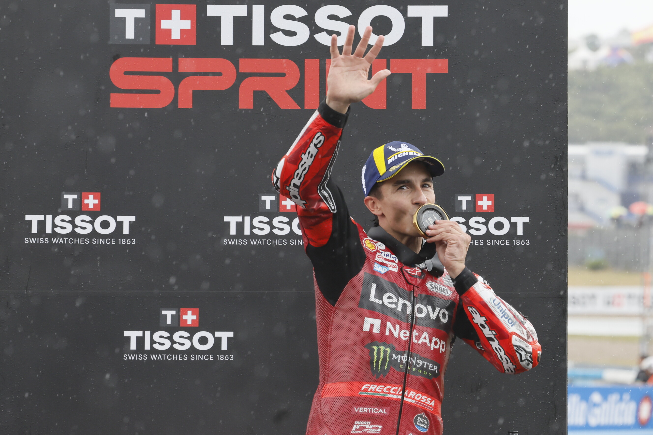 Kontrowersyjne zwycięstwo mimo wypadku. Szalone sceny w MotoGP