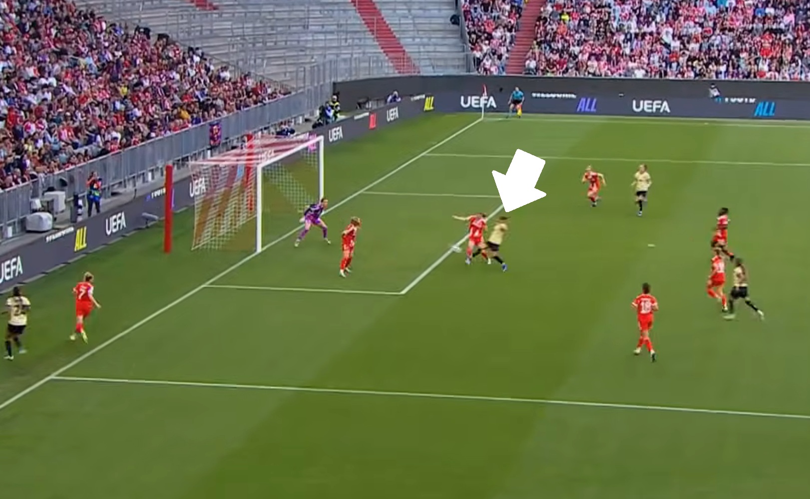 Barcelona walczyła z Bayernem. Kapitalna bramka Pajor [WIDEO]