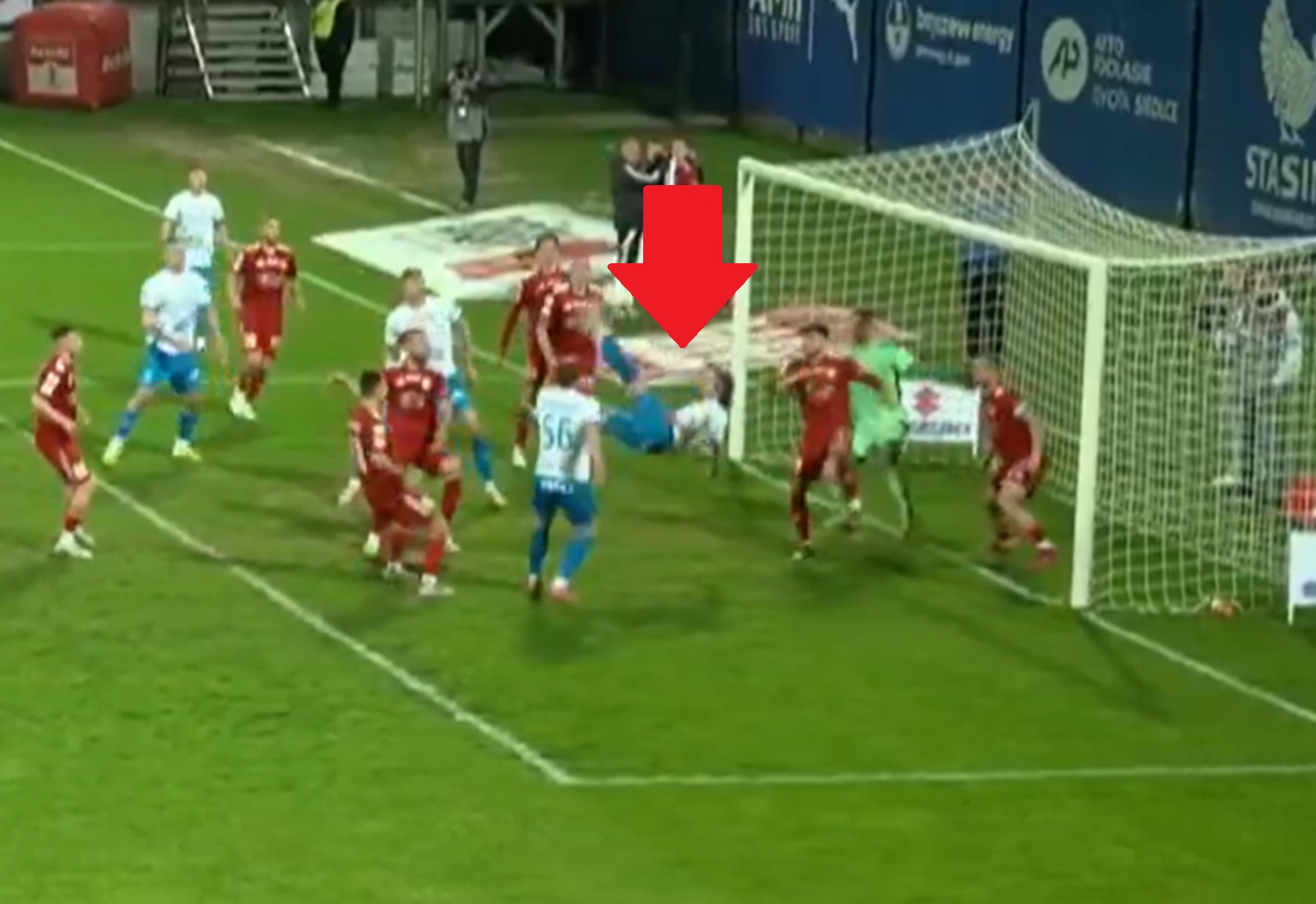 Robi wrażenie. Strzelił przewrotką w polskiej lidze [WIDEO]