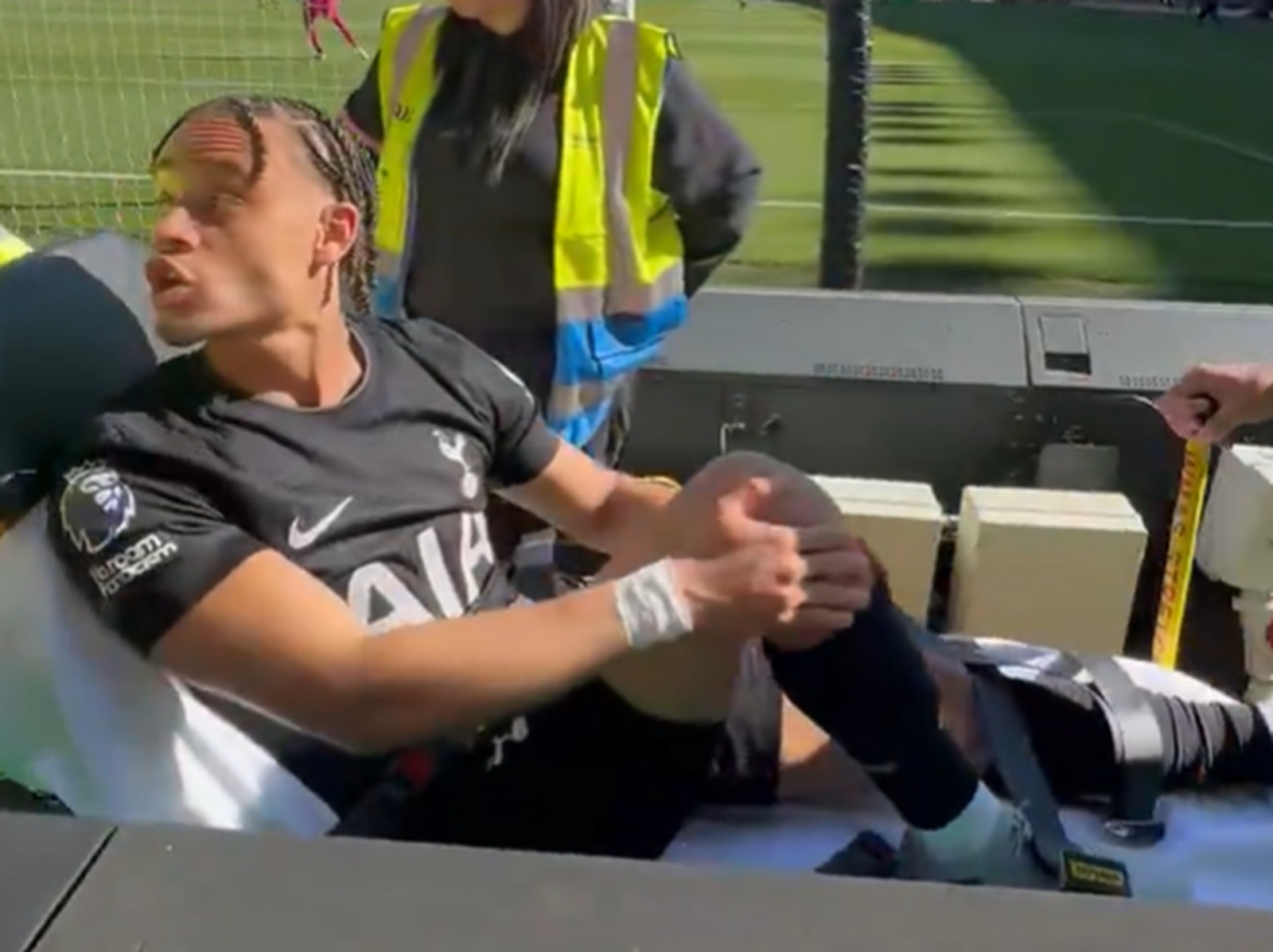 Sceny w Premier League. Doznał poważnej kontuzji, a potem zwyzywał kibica