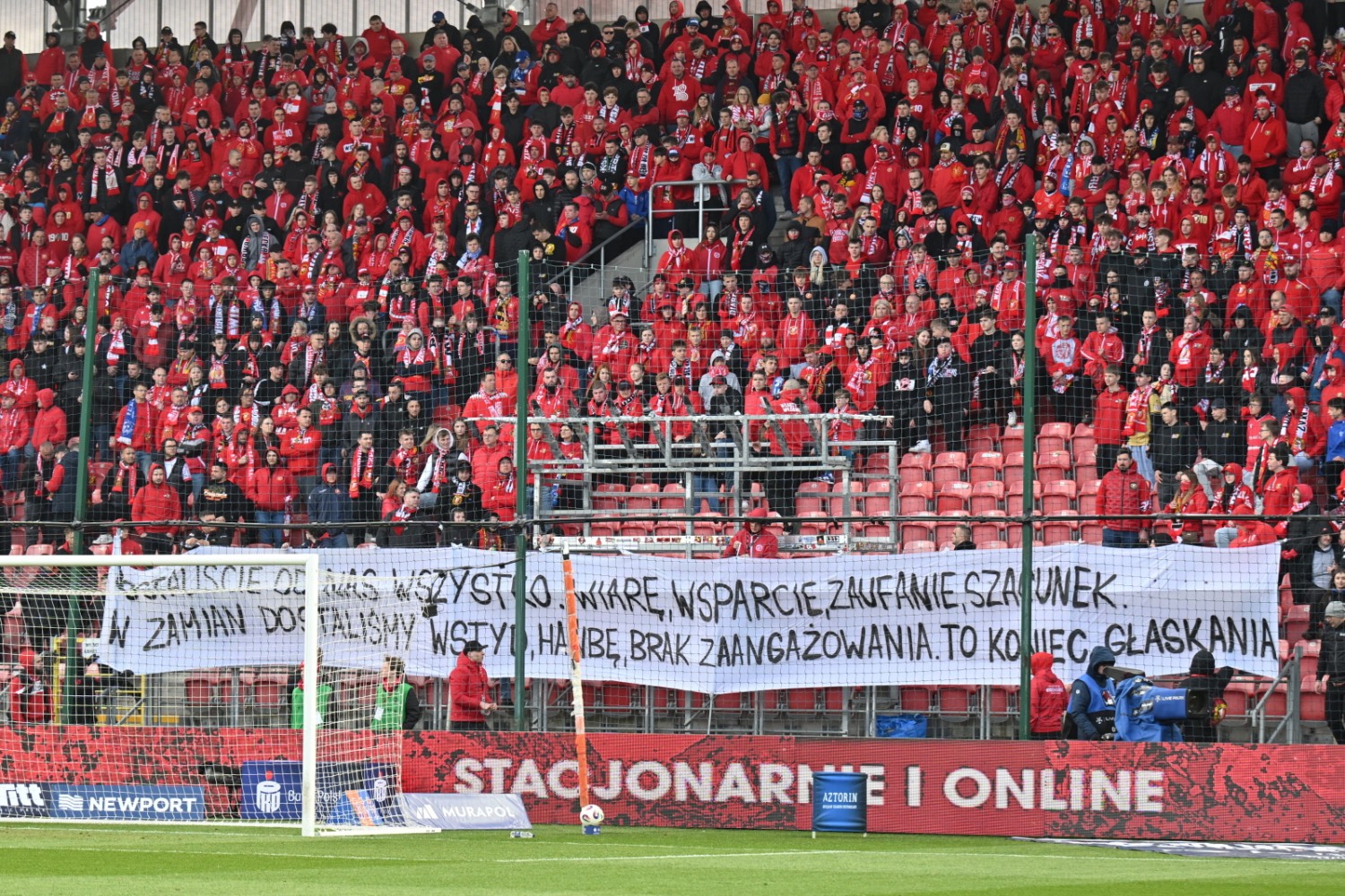 Kibice Widzewa wywiesili transparent. Ostro do piłkarzy. "Koniec głaskania"