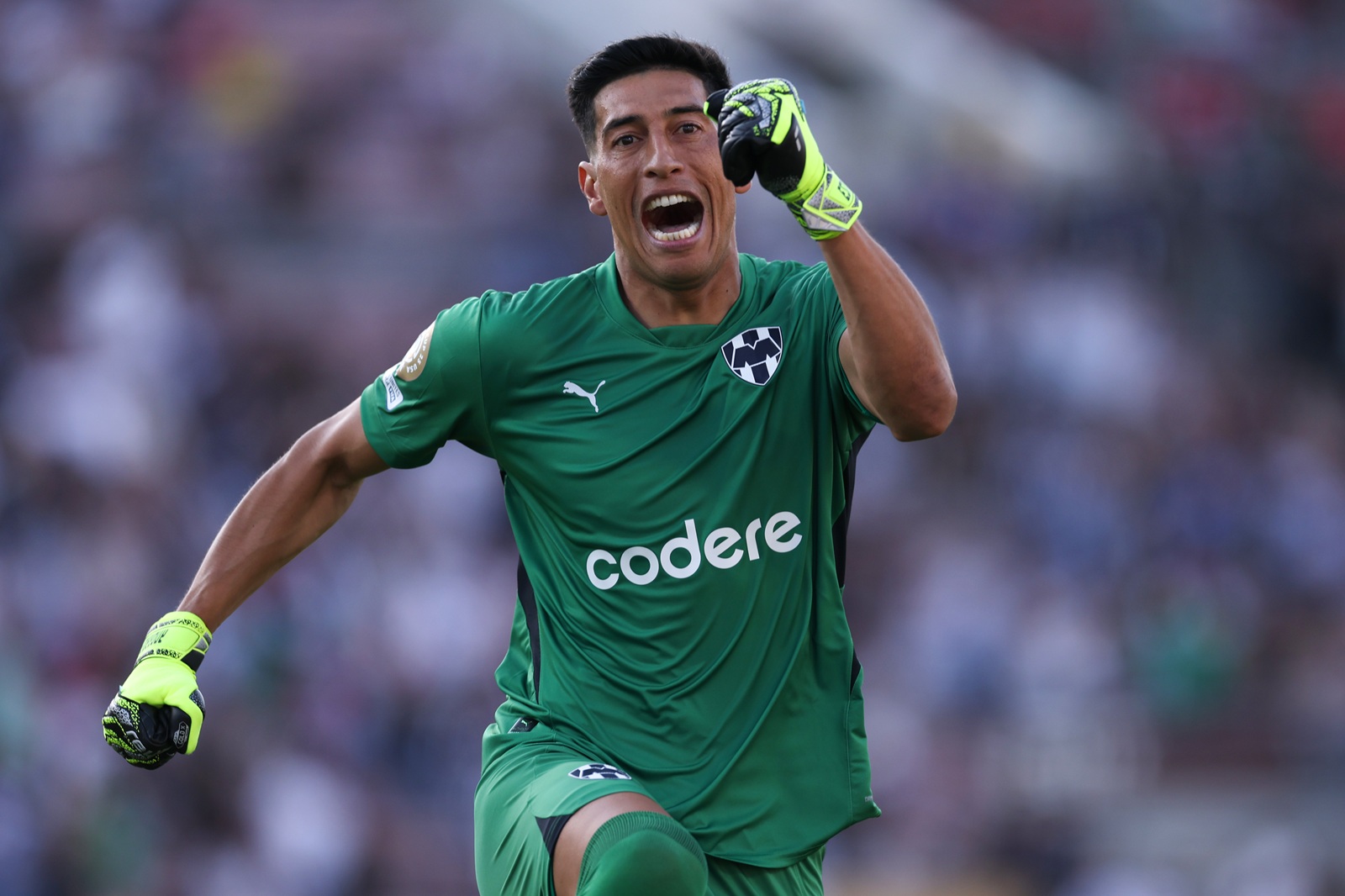 Uderzył rywala, ale to nie był koniec. Później pobili się w szatni. Padła obelga